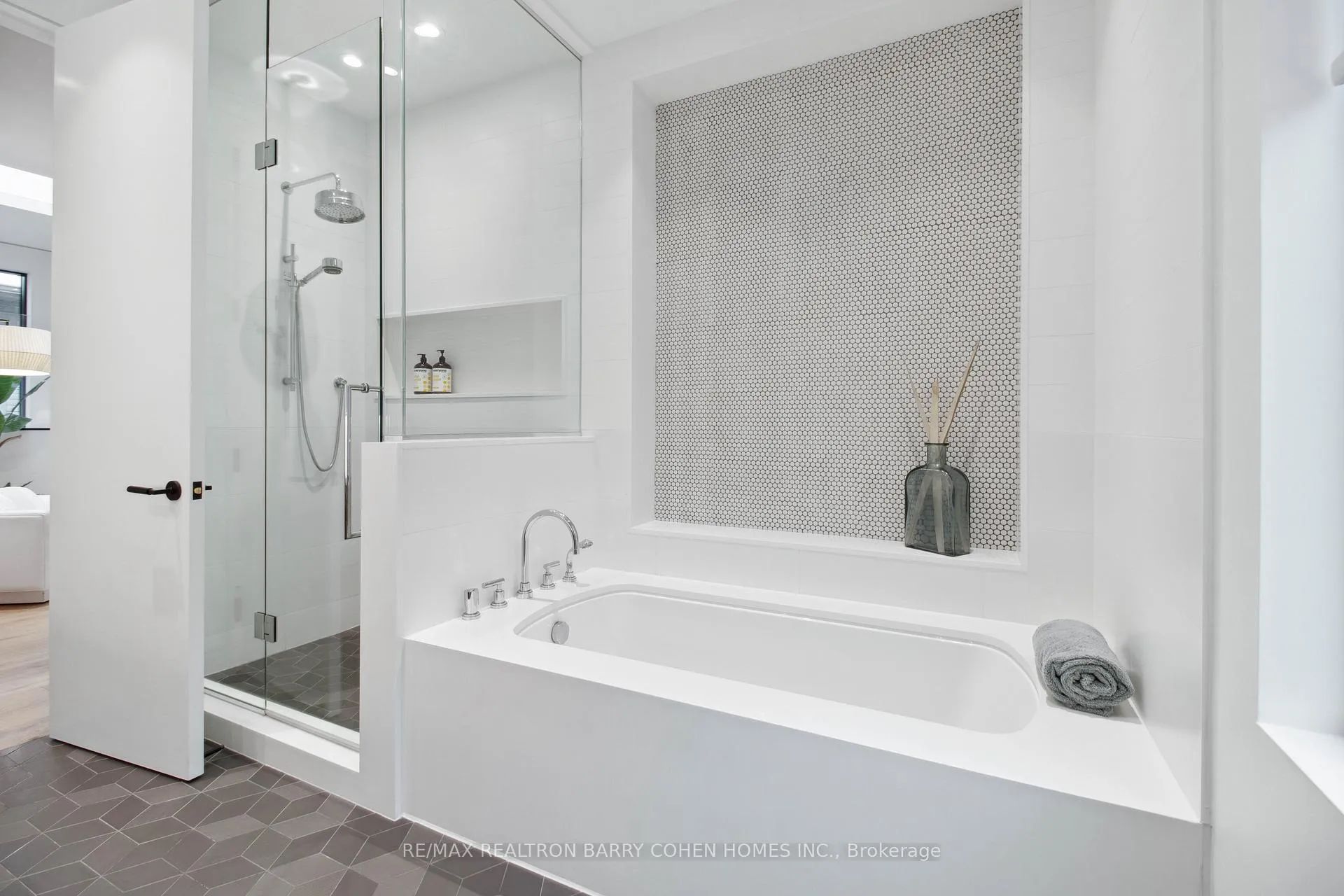 Photo 25 of 84 Brookview Drive, Toronto, Englemount-Lawrence — HOMEH