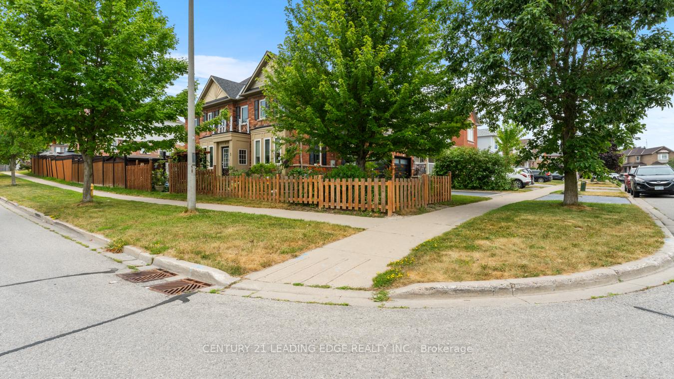 Photo 2 of 1 Woolner Lane, Clarington, Bowmanville — HOMEH