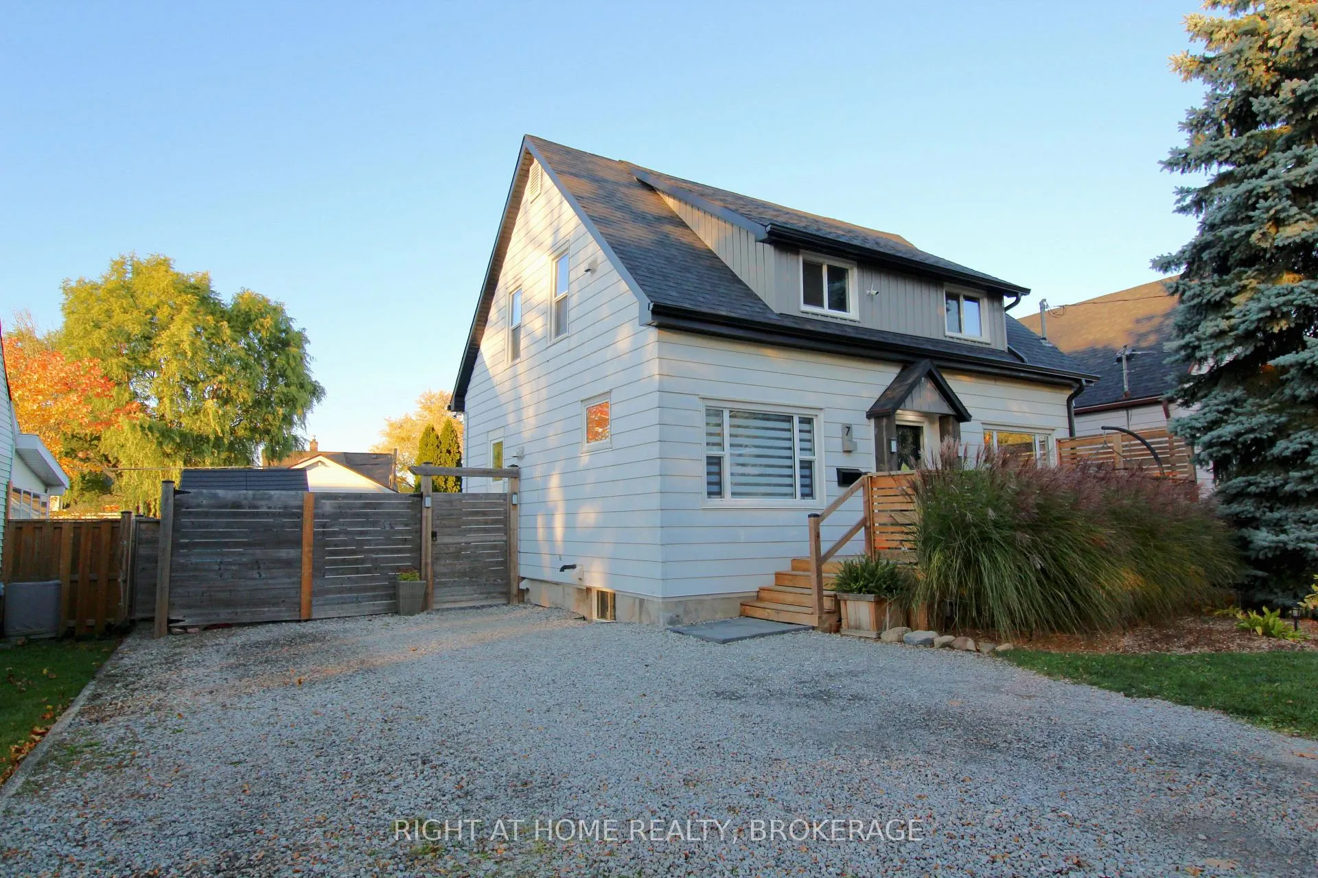 Photo 2 of 7 Cedardale Avenue, St. Catharines, Secord Woods — HOMEH