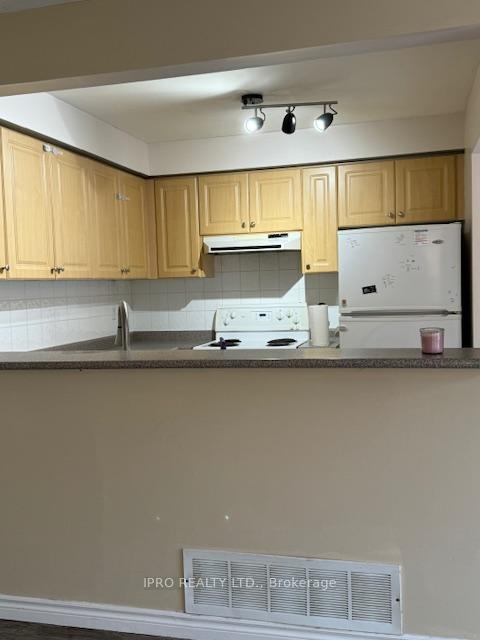 Photo 4 of 44 Drake Drive, Barrie, Painswick South — HOMEH