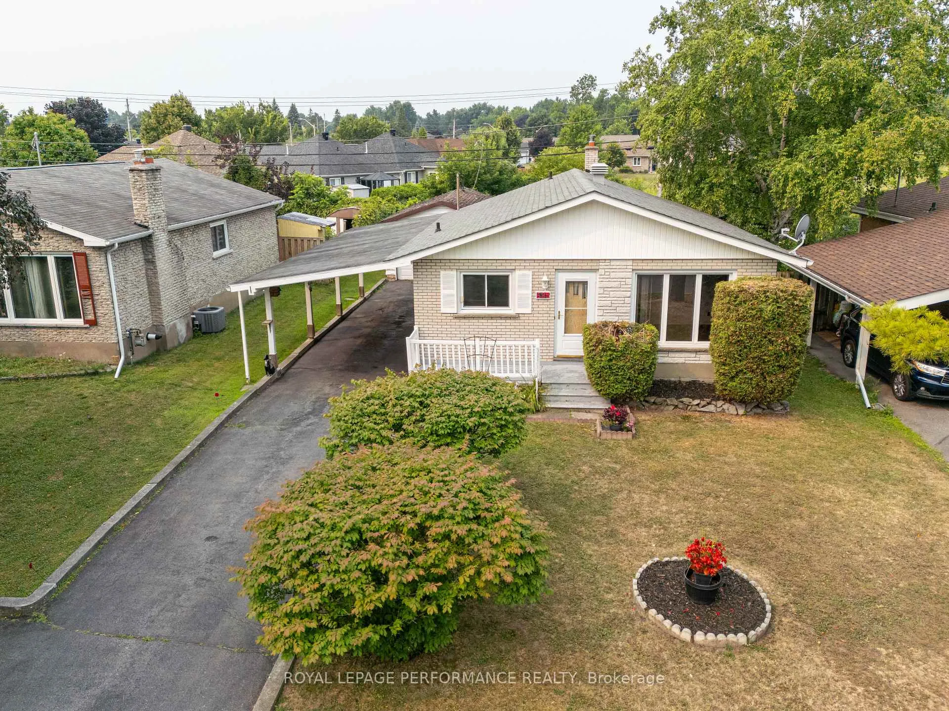 Photo 2 of 635 Hamilton Crescent E, Cornwall — HOMEH