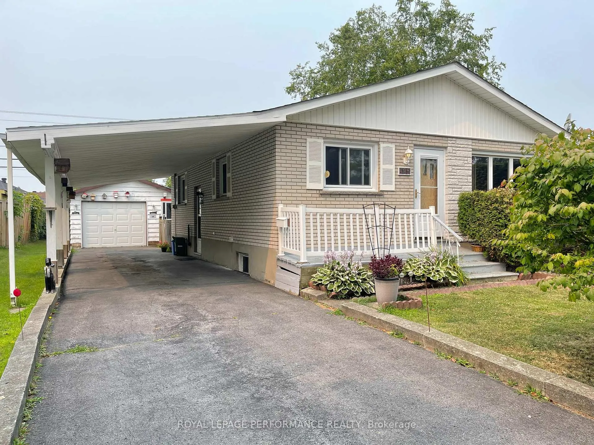 Photo 3 of 635 Hamilton Crescent E, Cornwall — HOMEH