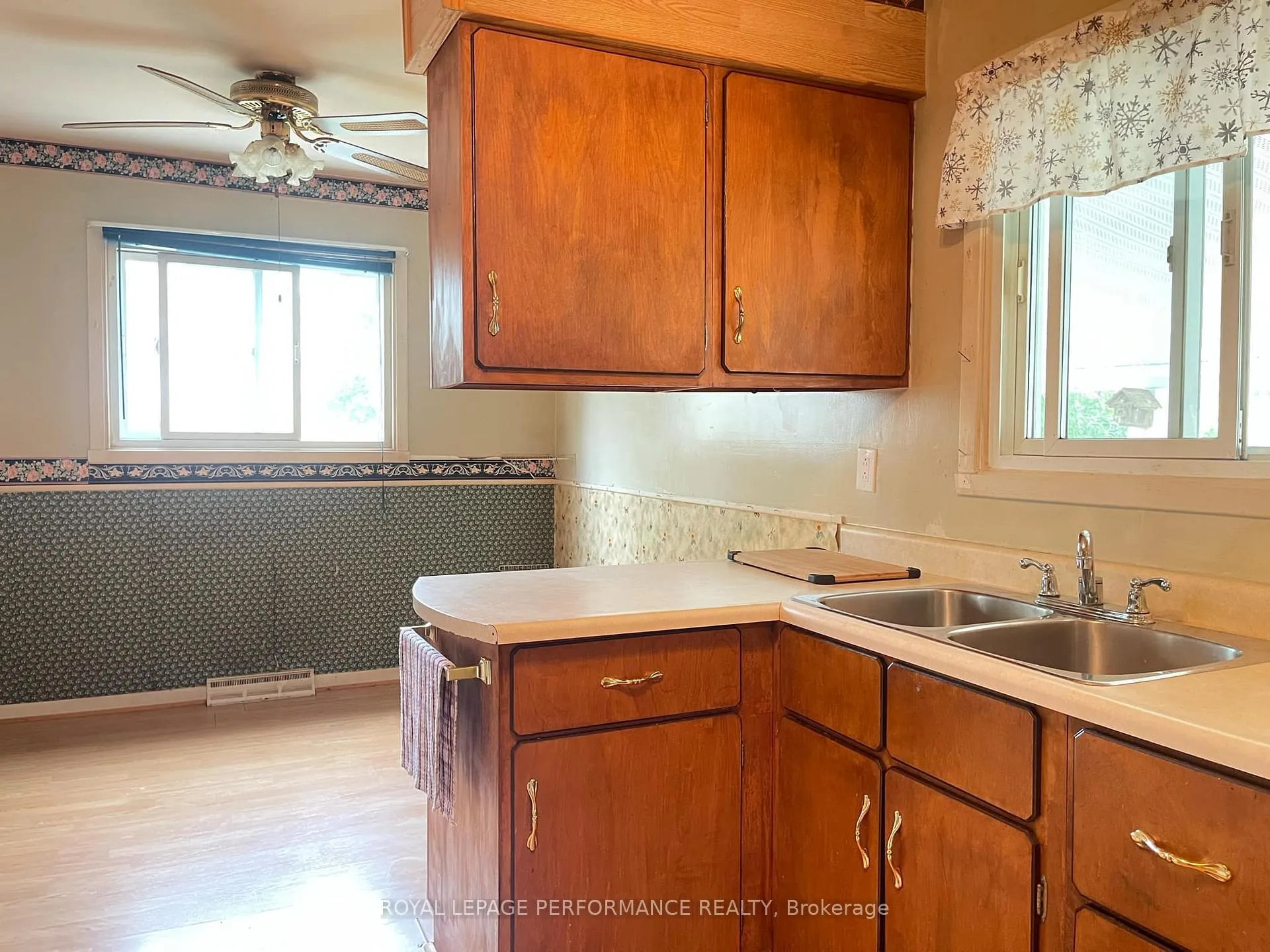 Photo 5 of 635 Hamilton Crescent E, Cornwall — HOMEH