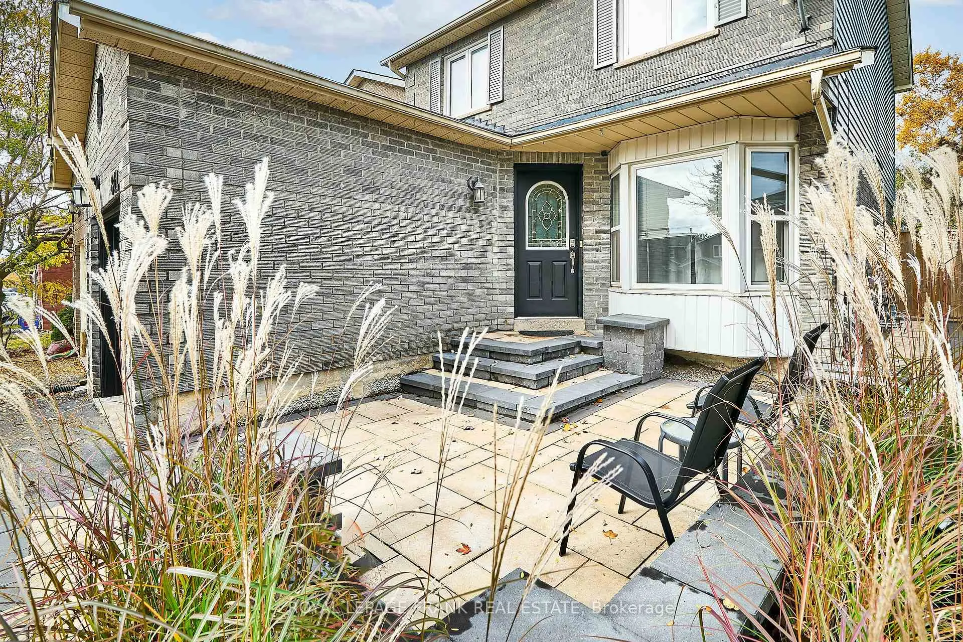 Photo 2 of 812 Attersley Drive, Oshawa, Pinecrest — HOMEH