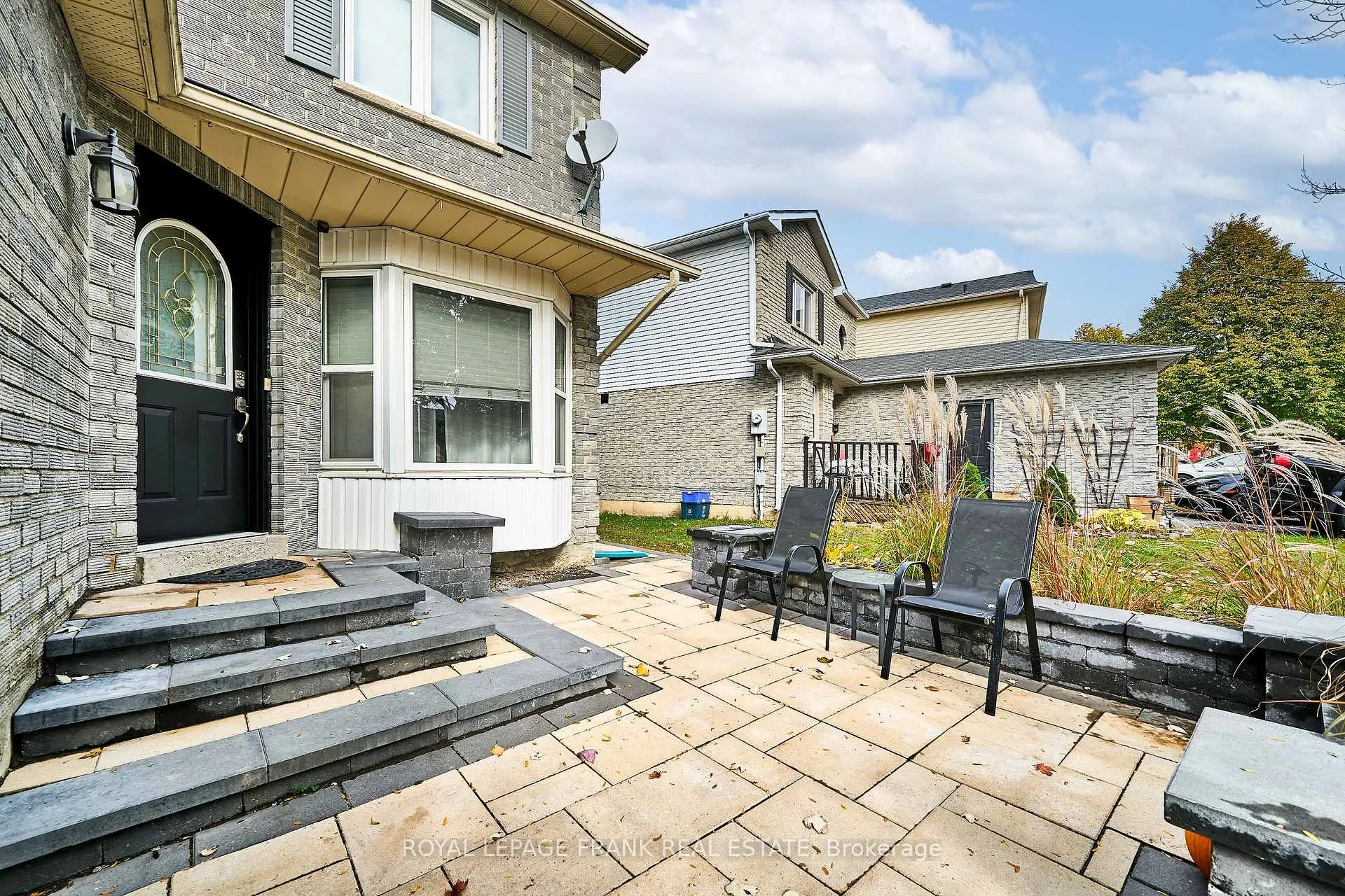 Photo 3 of 812 Attersley Drive, Oshawa, Pinecrest — HOMEH