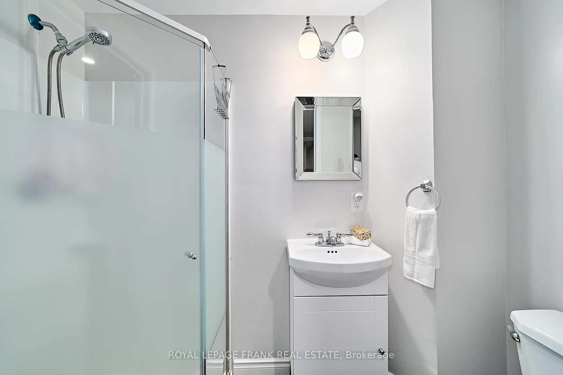 Photo 31 of 812 Attersley Drive, Oshawa, Pinecrest — HOMEH