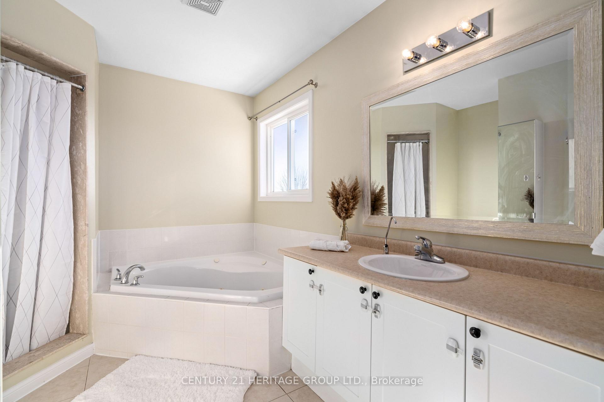 Photo 13 of 18 Tudor Crescent, Barrie, Innis-Shore — HOMEH