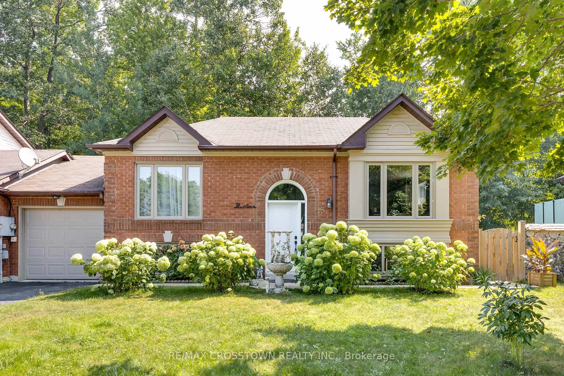 Photo 2 of 13 Harbour Crescent, Wasaga Beach — HOMEH