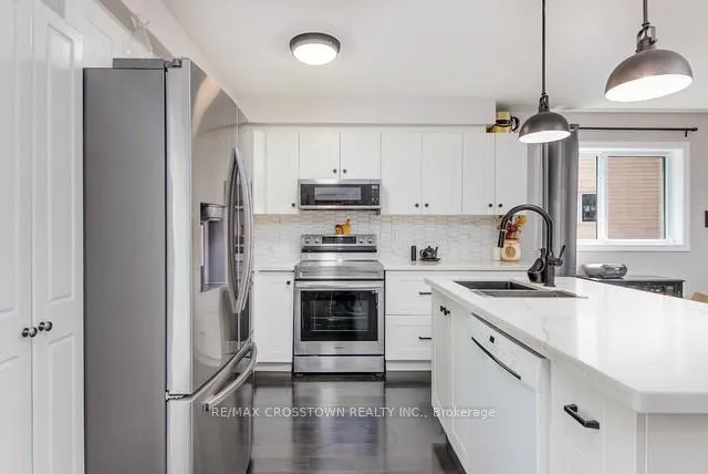 Photo 5 of 13 Harbour Crescent, Wasaga Beach — HOMEH