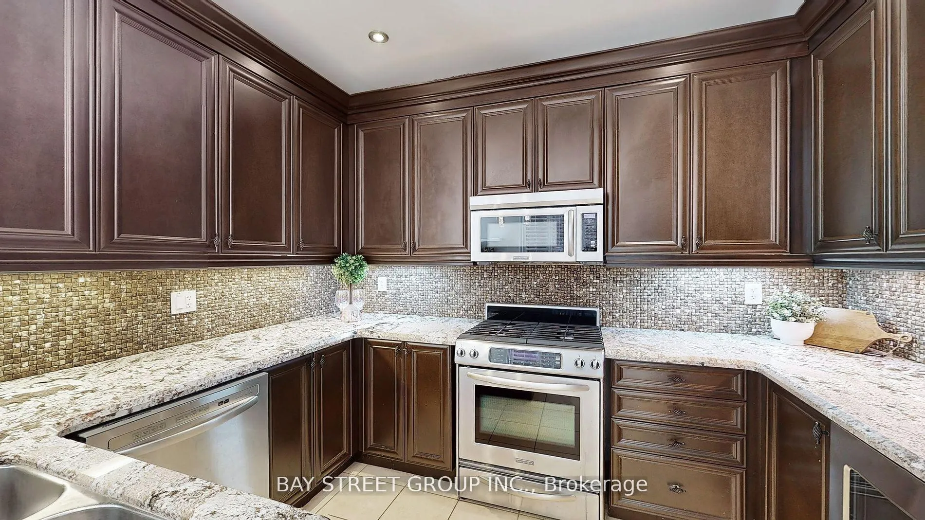 Photo 11 of 21 Robert Green Crescent, Vaughan, Patterson — HOMEH