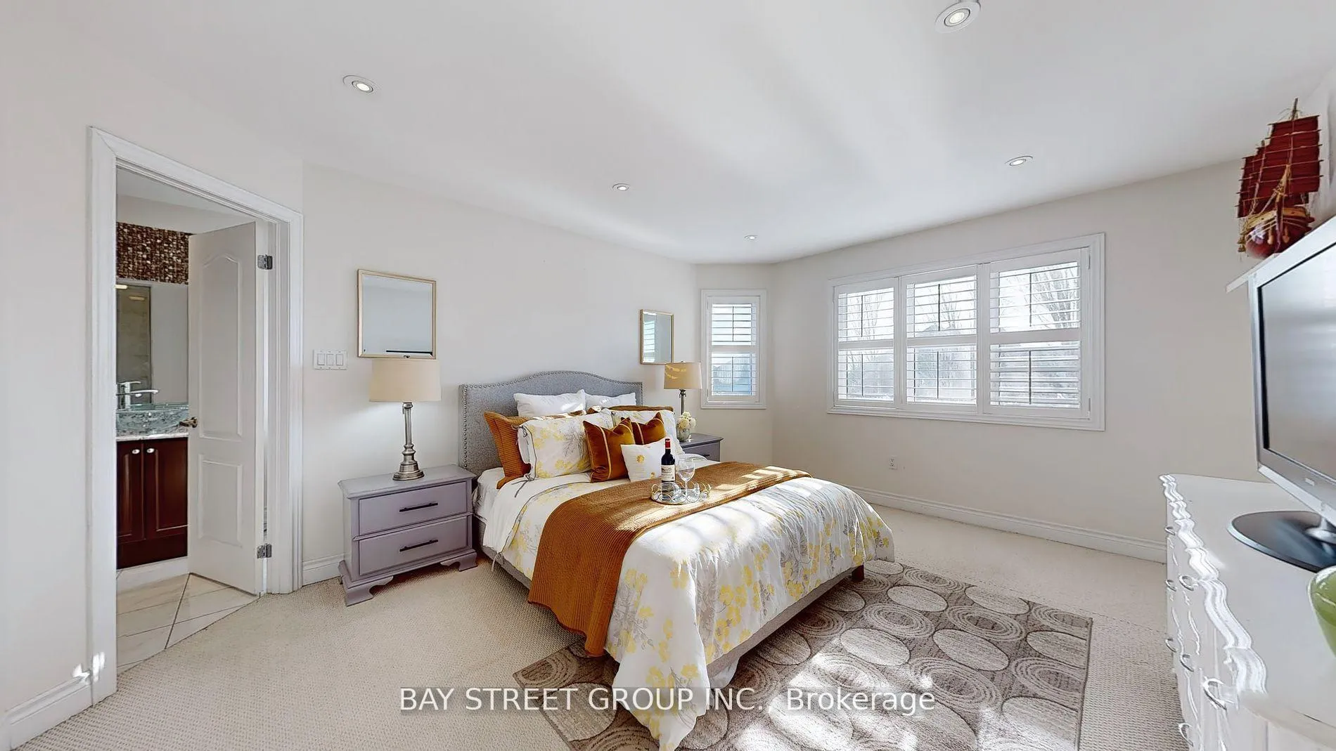 Photo 15 of 21 Robert Green Crescent, Vaughan, Patterson — HOMEH
