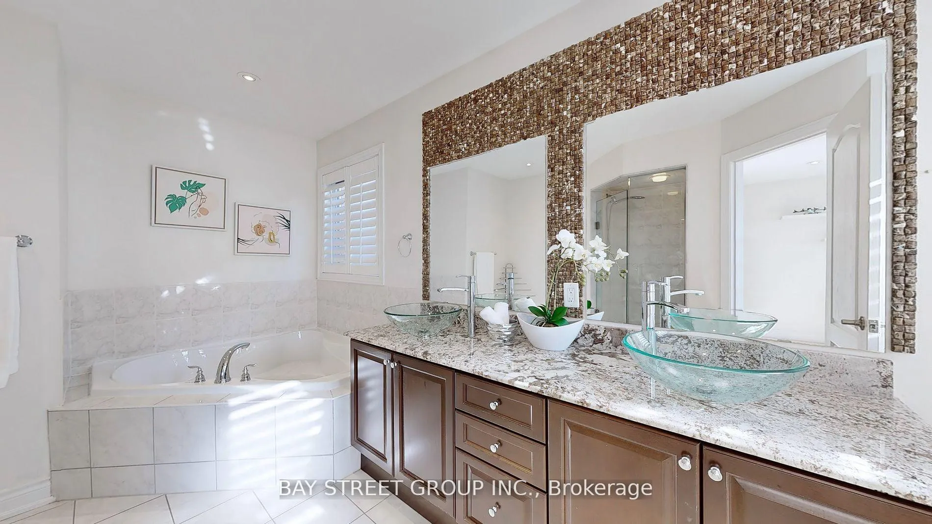 Photo 18 of 21 Robert Green Crescent, Vaughan, Patterson — HOMEH