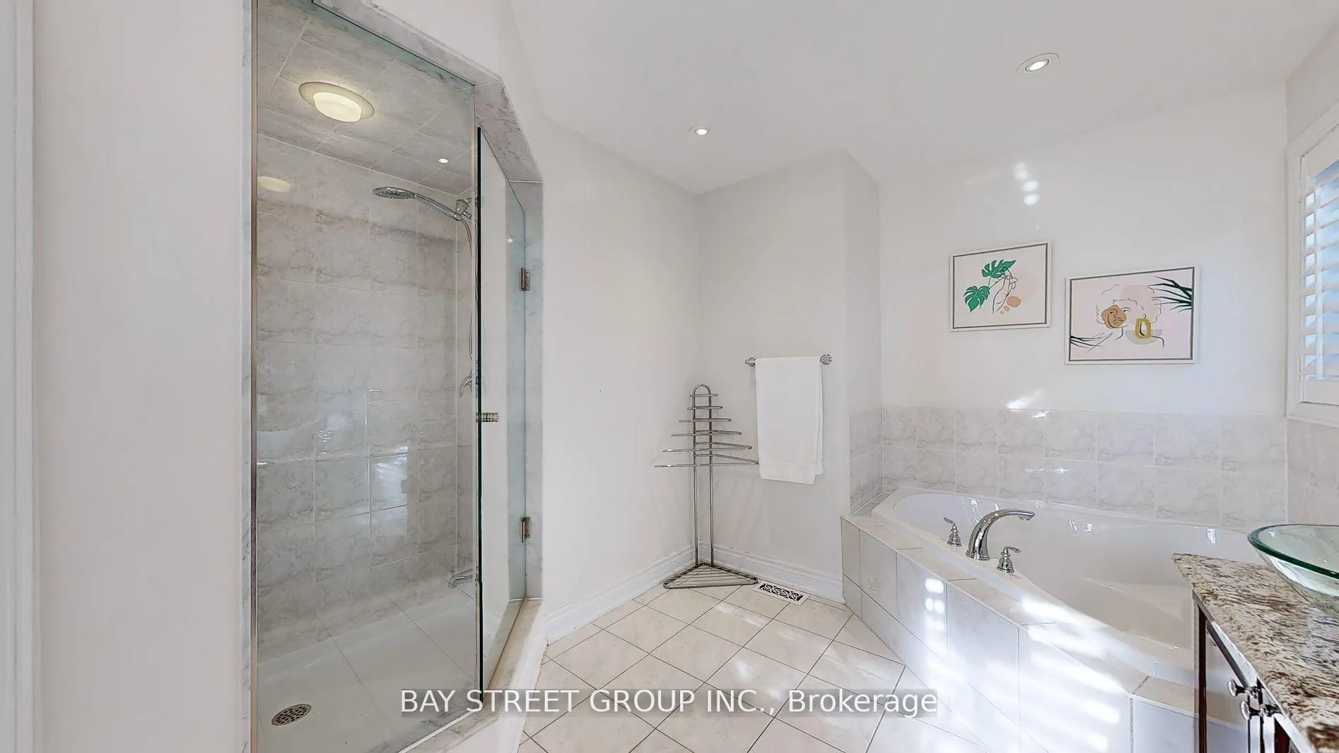 Photo 19 of 21 Robert Green Crescent, Vaughan, Patterson — HOMEH