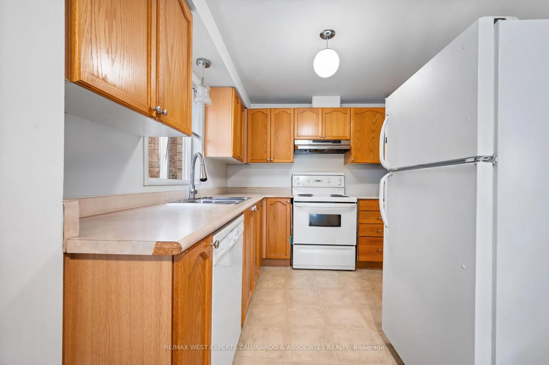 Photo 6 of 11 Raymond Crescent, Barrie, Painswick South — HOMEH