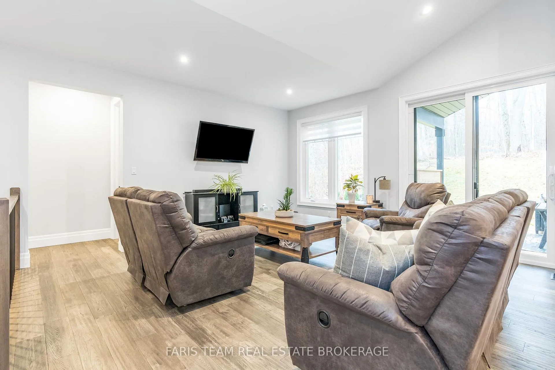 Photo 14 of 1532 Champlain Road, Tiny, Rural Tiny — HOMEH