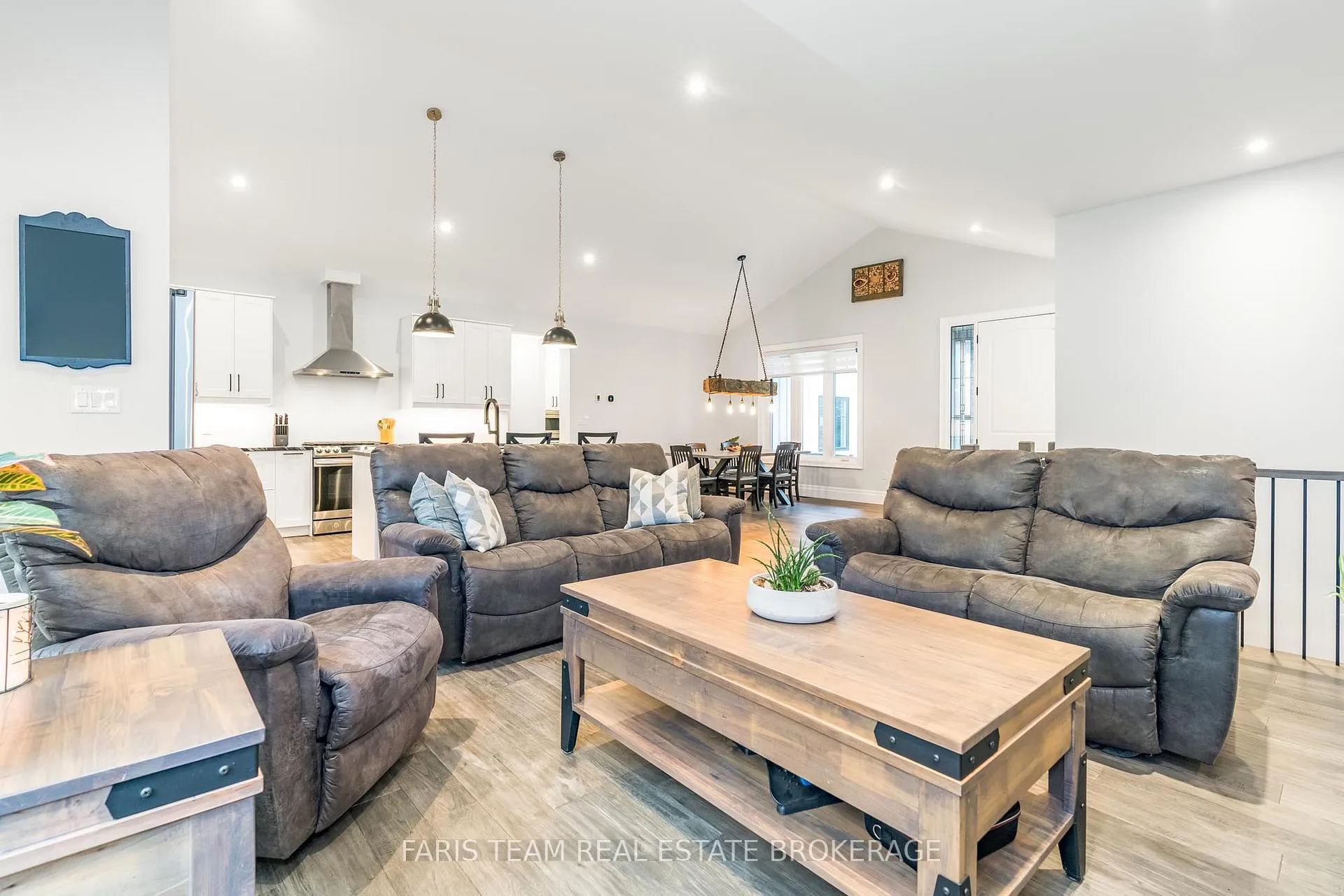 Photo 16 of 1532 Champlain Road, Tiny, Rural Tiny — HOMEH