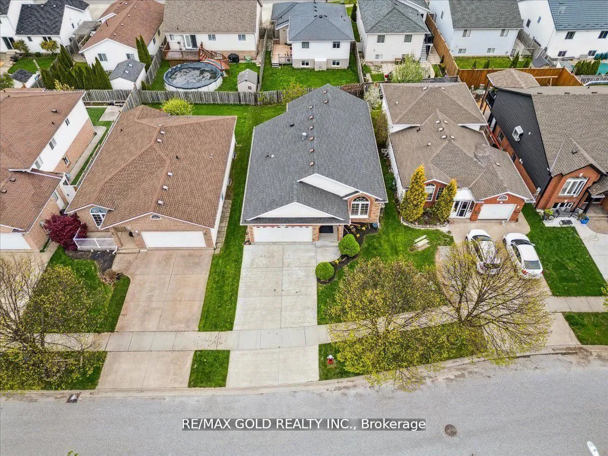 Photo 2 of 8163 Harvest Crescent, Niagara Falls, Ascot — HOMEH