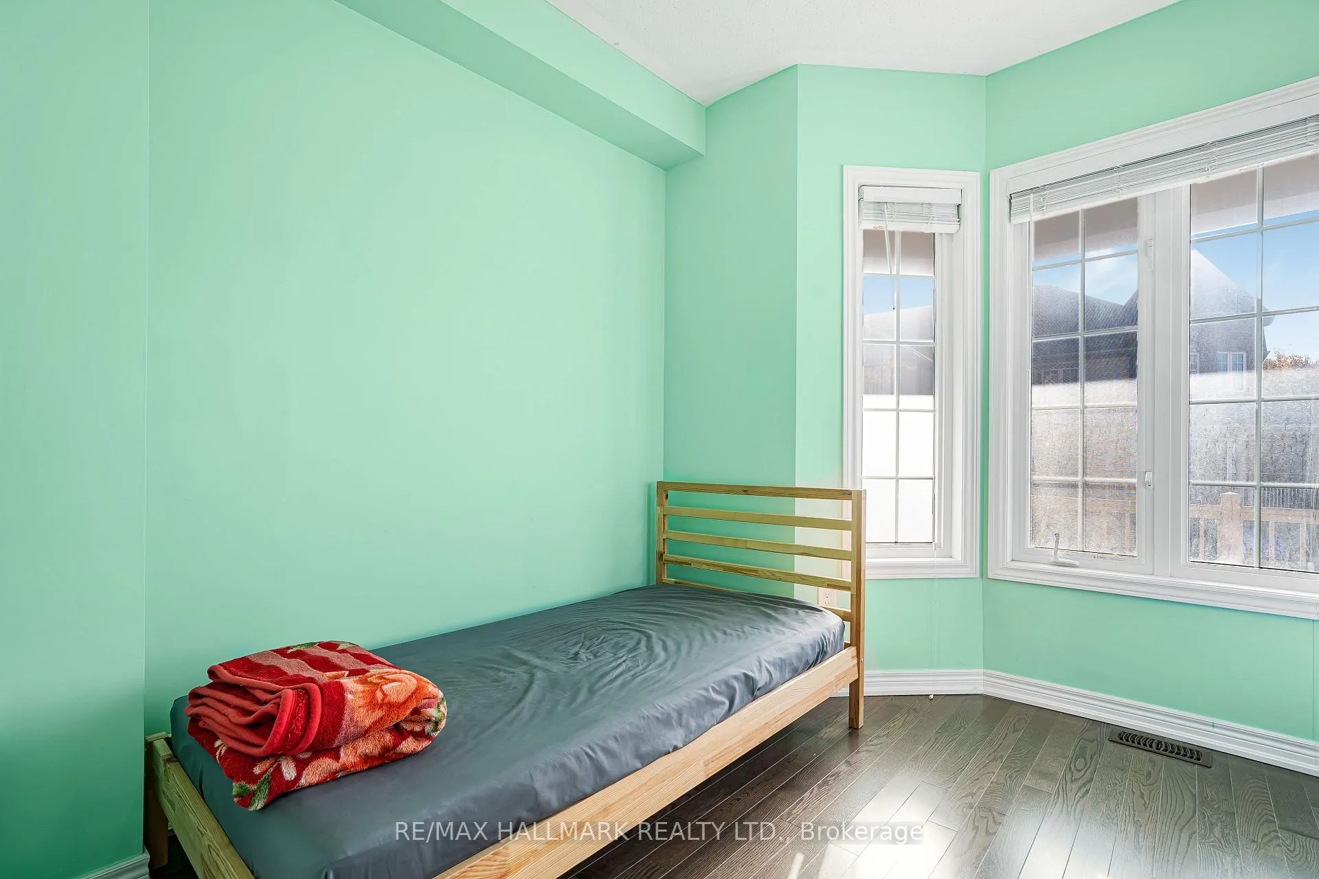 Photo 13 of 2 Telstar Way, Whitby, Brooklin — HOMEH