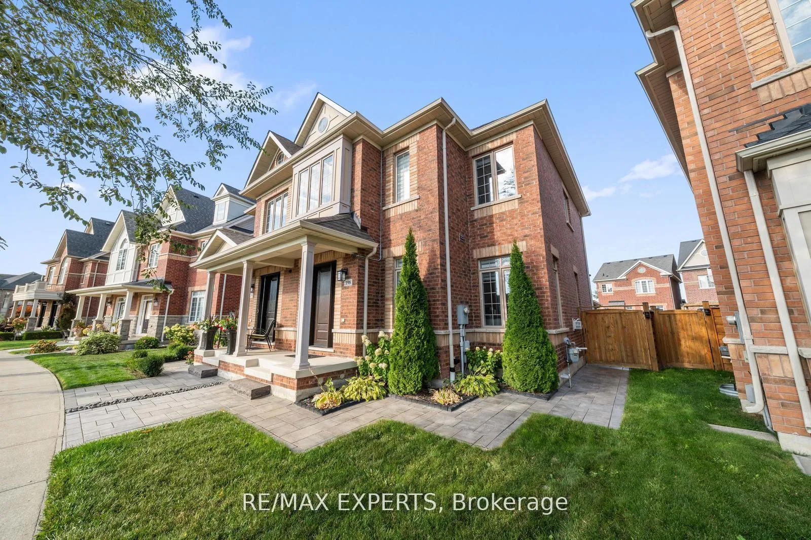 Photo 4 of 198 Moody Drive, Vaughan, Kleinburg — HOMEH