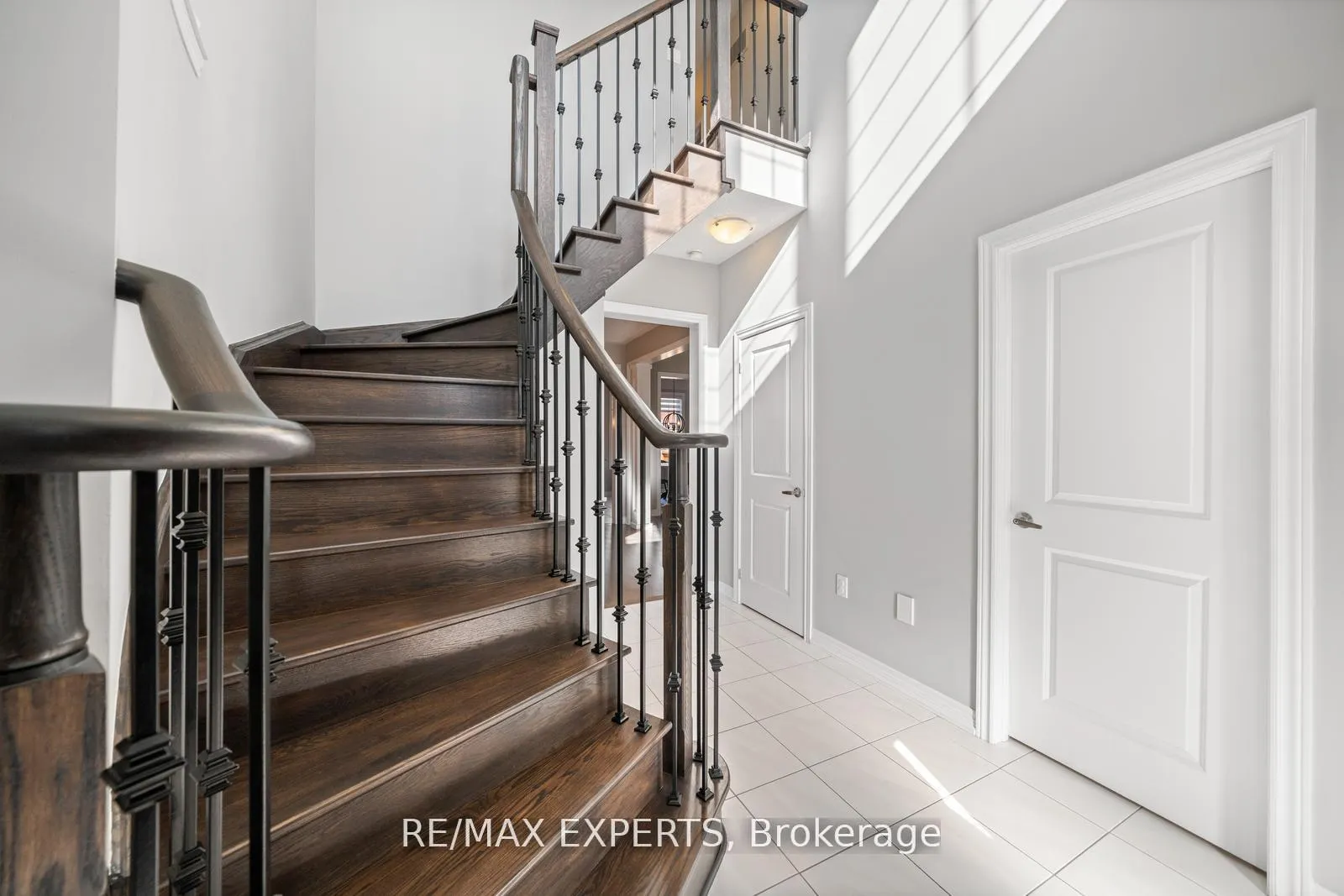 Photo 8 of 198 Moody Drive, Vaughan, Kleinburg — HOMEH