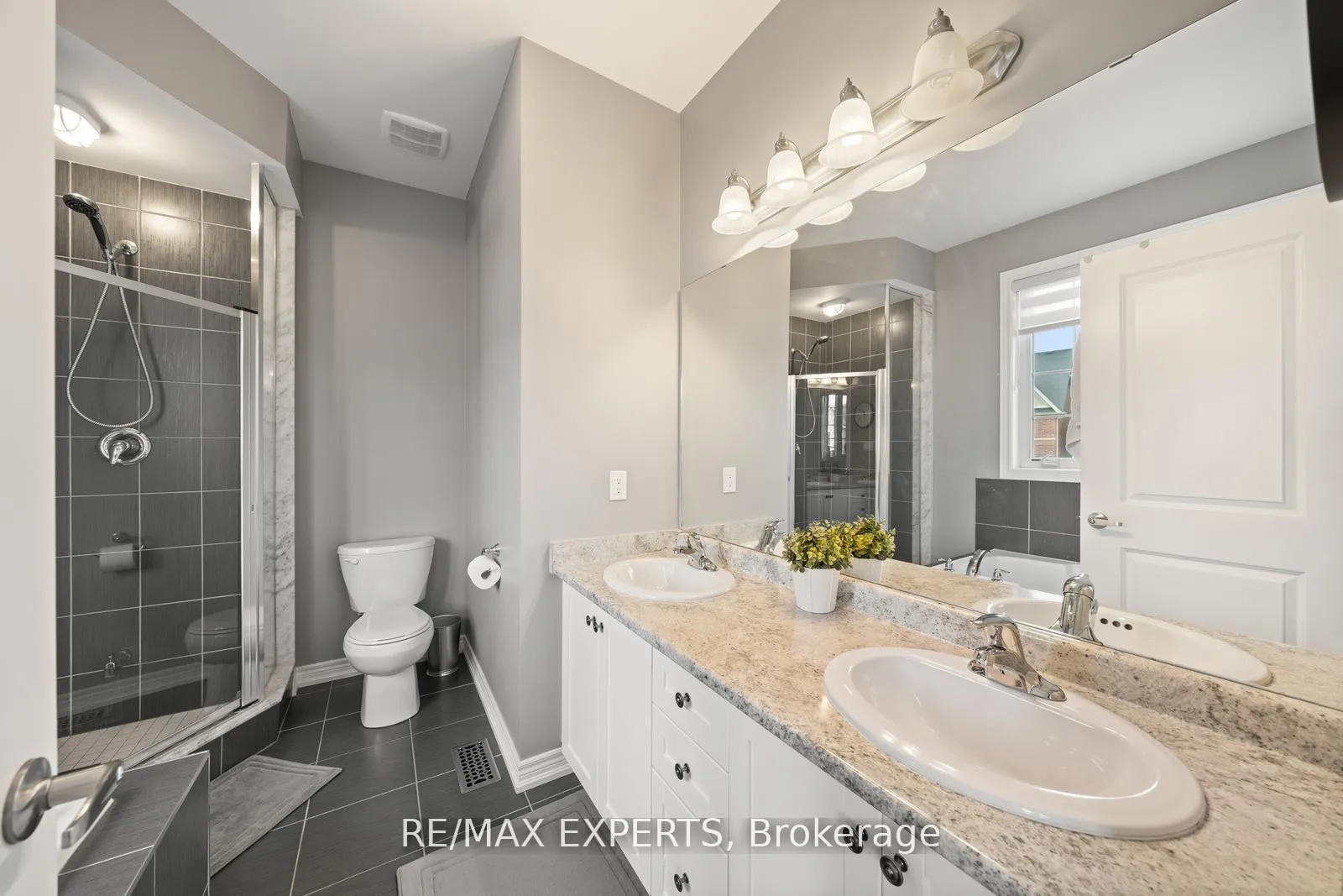 Photo 23 of 198 Moody Drive, Vaughan, Kleinburg — HOMEH