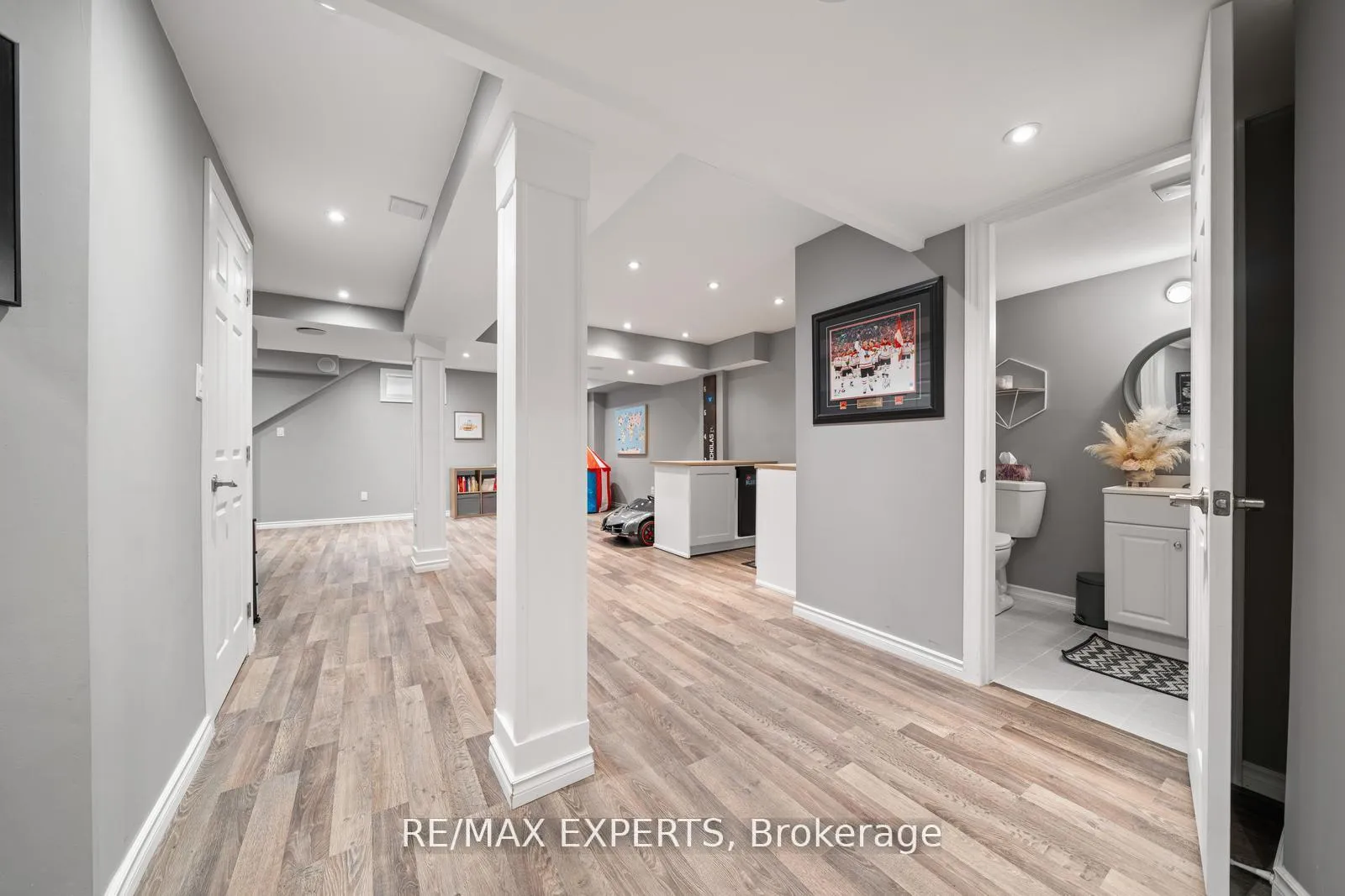 Photo 29 of 198 Moody Drive, Vaughan, Kleinburg — HOMEH