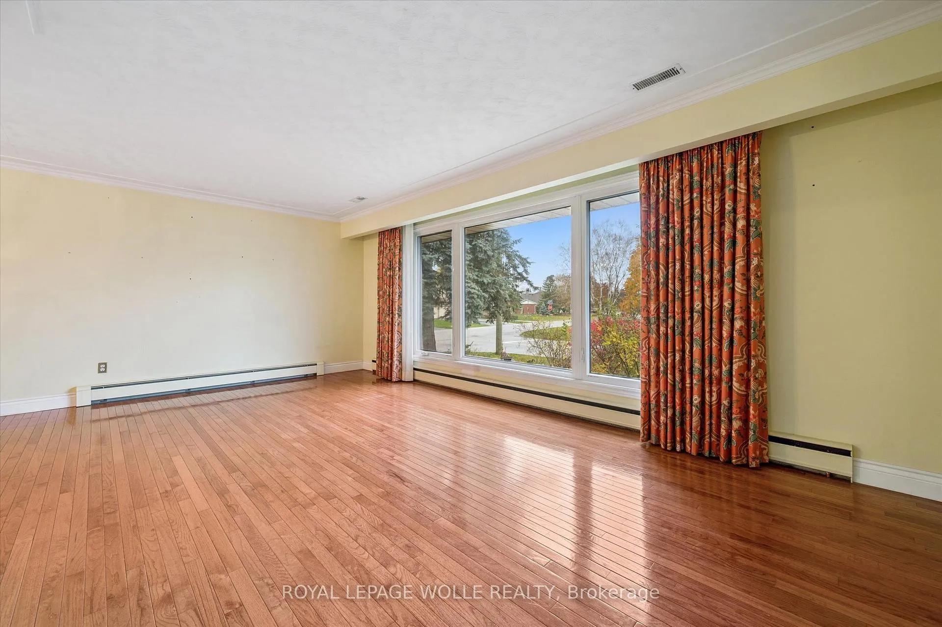 Photo 13 of 1 Marketa Crescent, Kitchener — HOMEH