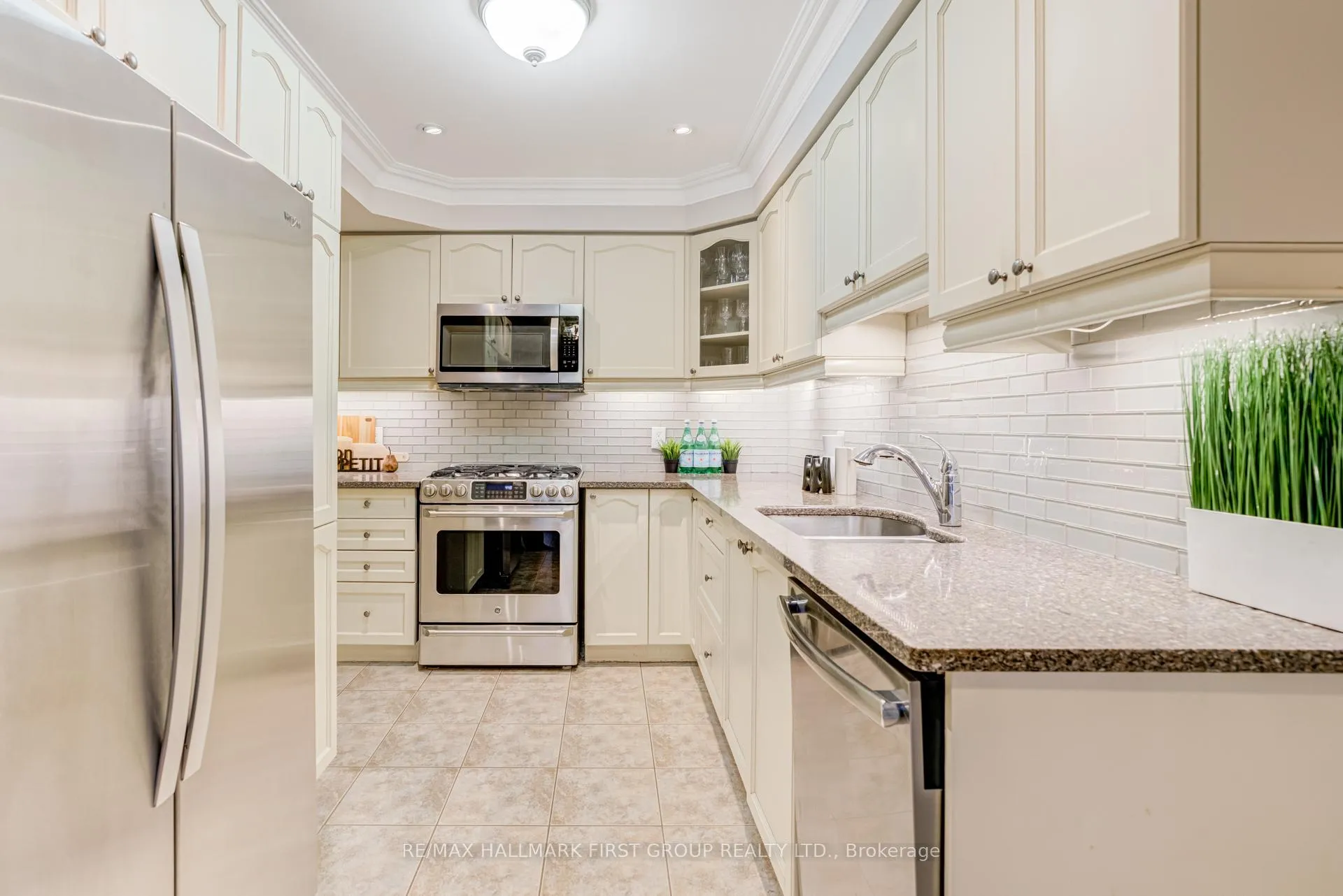 Photo 7 of 6 Lander Crescent, Clarington, Bowmanville — HOMEH