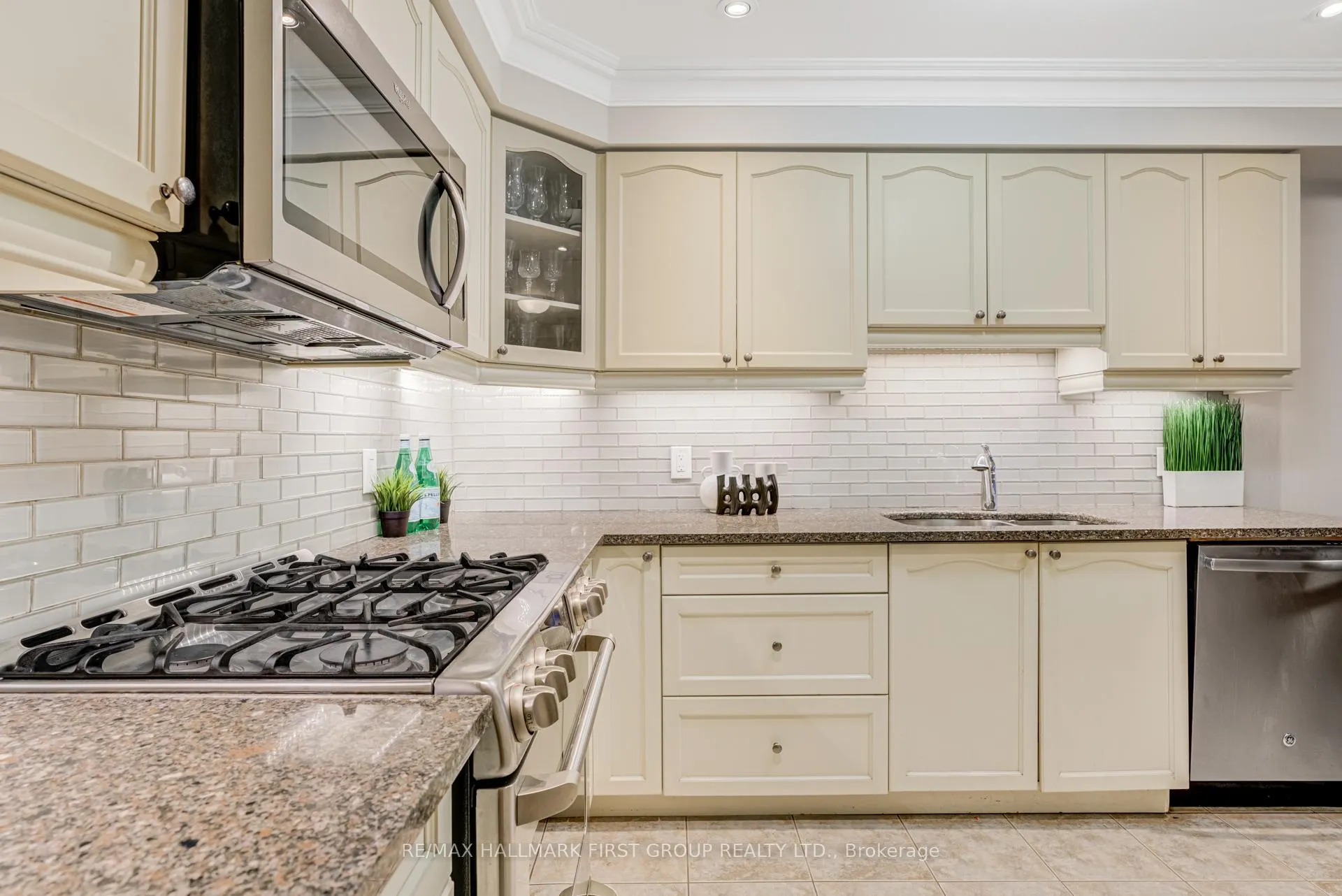 Photo 8 of 6 Lander Crescent, Clarington, Bowmanville — HOMEH
