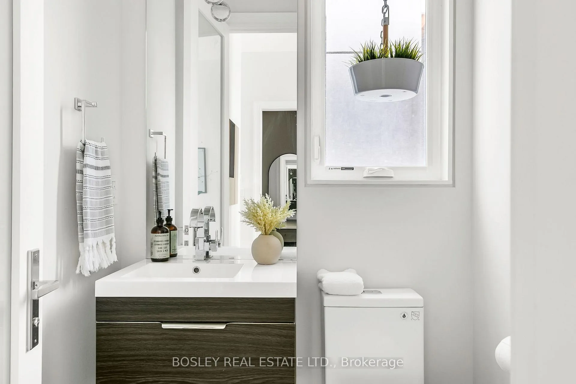 Photo 9 of 1144 Broadview Avenue, Toronto, Broadview North — HOMEH