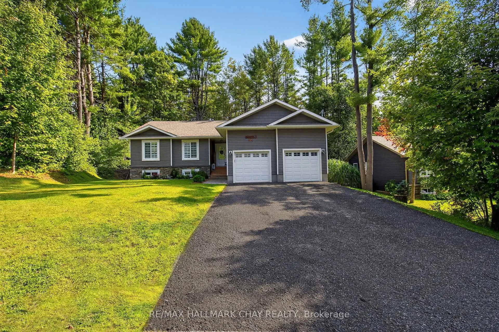 Photo 2 of 202 Vel-Dor Crescent, Bracebridge, Macaulay — HOMEH