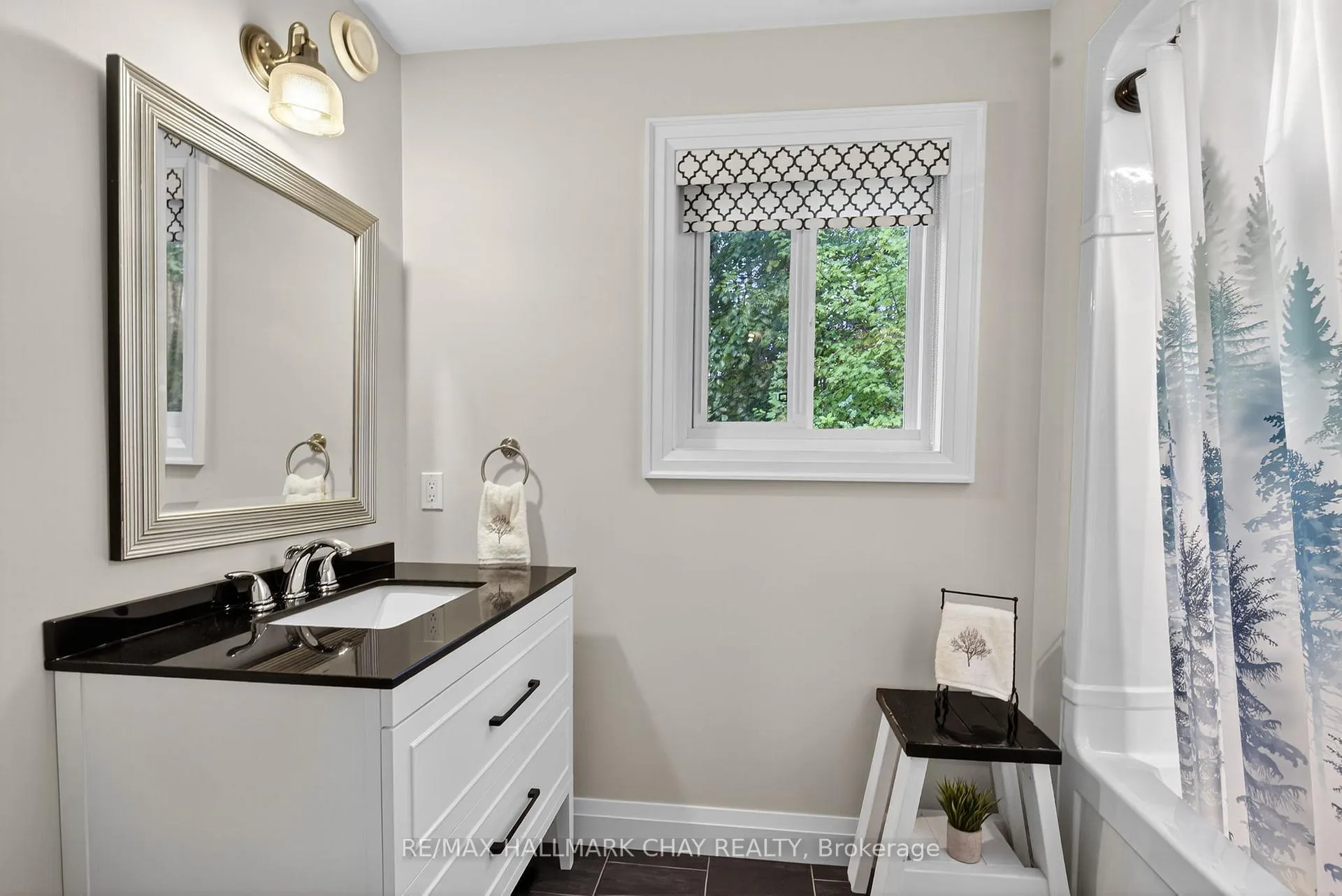 Photo 22 of 202 Vel-Dor Crescent, Bracebridge, Macaulay — HOMEH