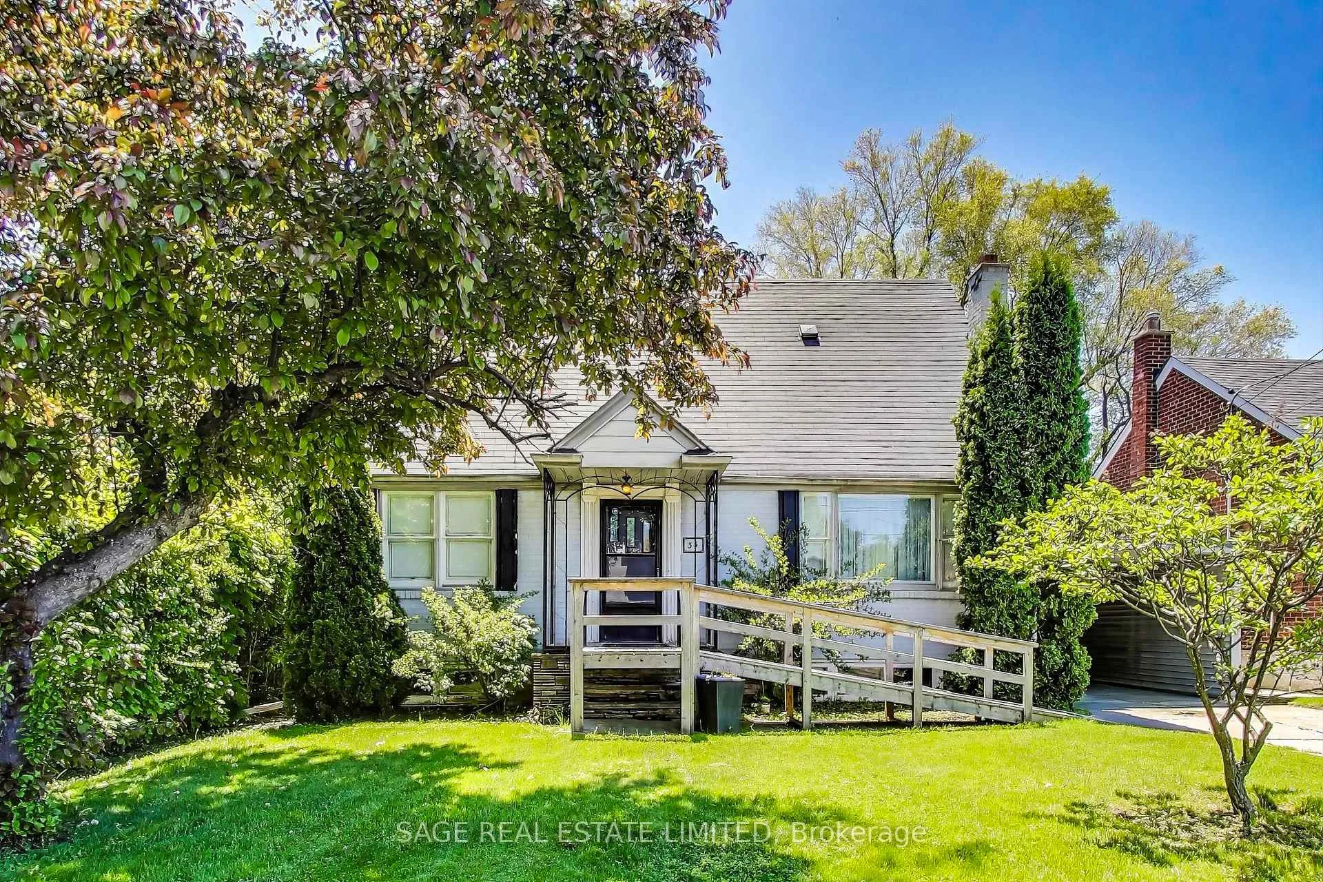 Photo 1 of 33 Kirkland Boulevard, Toronto, Englemount-Lawrence — HOMEH