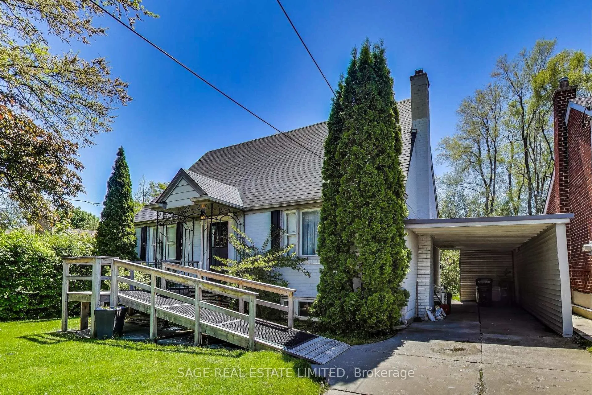 Photo 2 of 33 Kirkland Boulevard, Toronto, Englemount-Lawrence — HOMEH