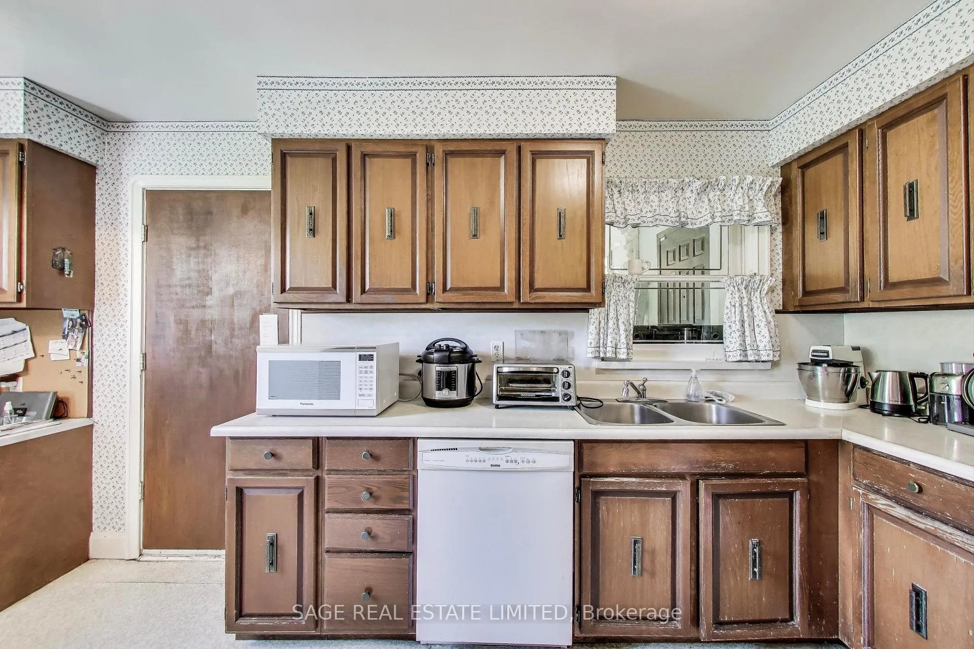 Photo 13 of 33 Kirkland Boulevard, Toronto, Englemount-Lawrence — HOMEH