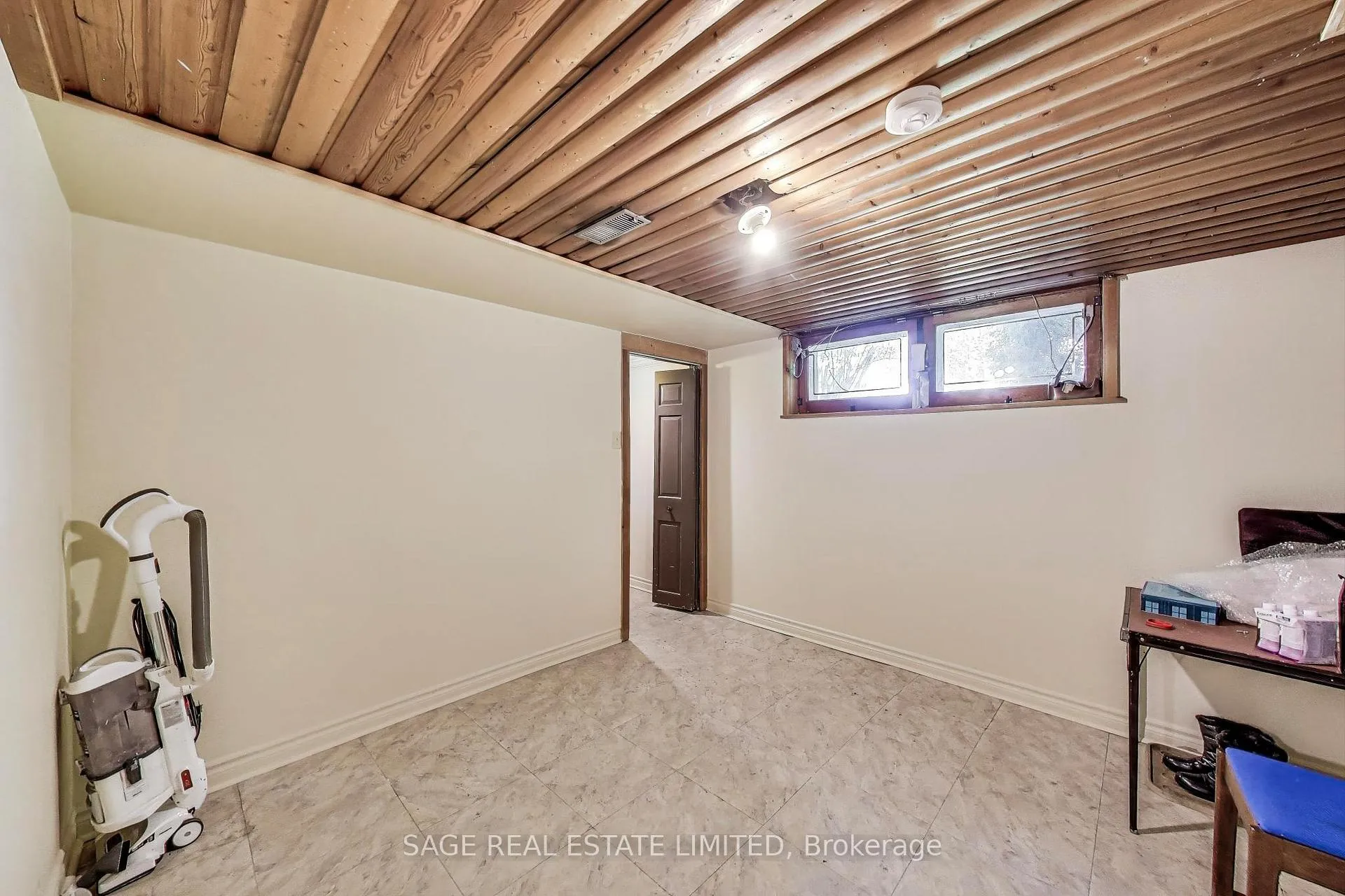 Photo 33 of 33 Kirkland Boulevard, Toronto, Englemount-Lawrence — HOMEH