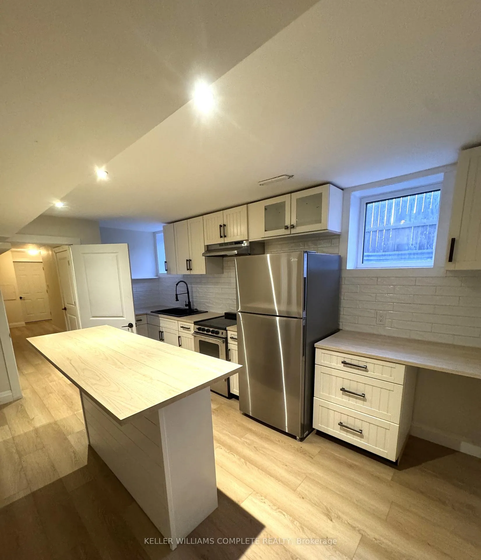 Photo 3 of Unit 2, 4 Bankfield Crescent, Hamilton, Stoney Creek — HOMEH