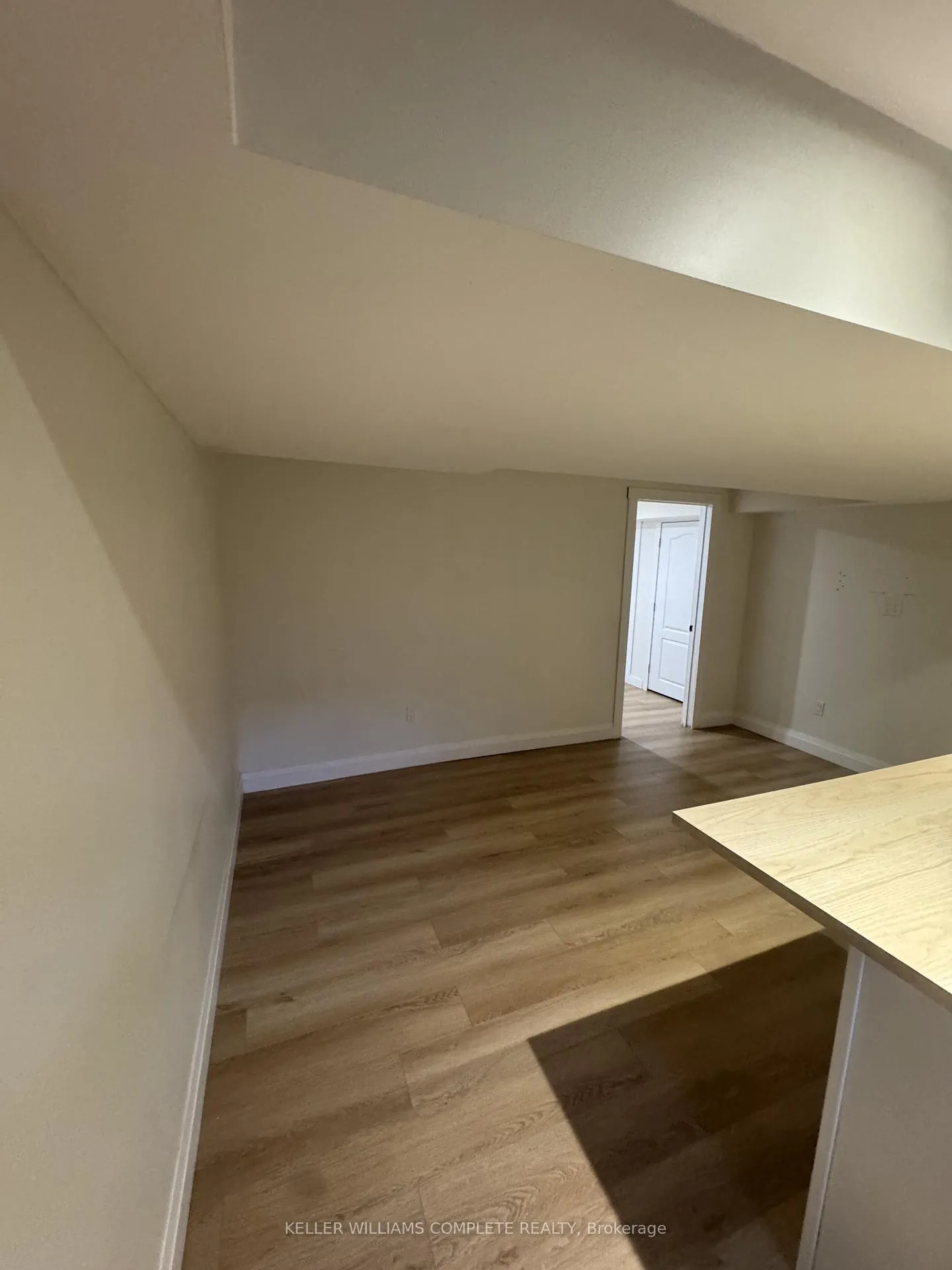 Photo 6 of Unit 2, 4 Bankfield Crescent, Hamilton, Stoney Creek — HOMEH