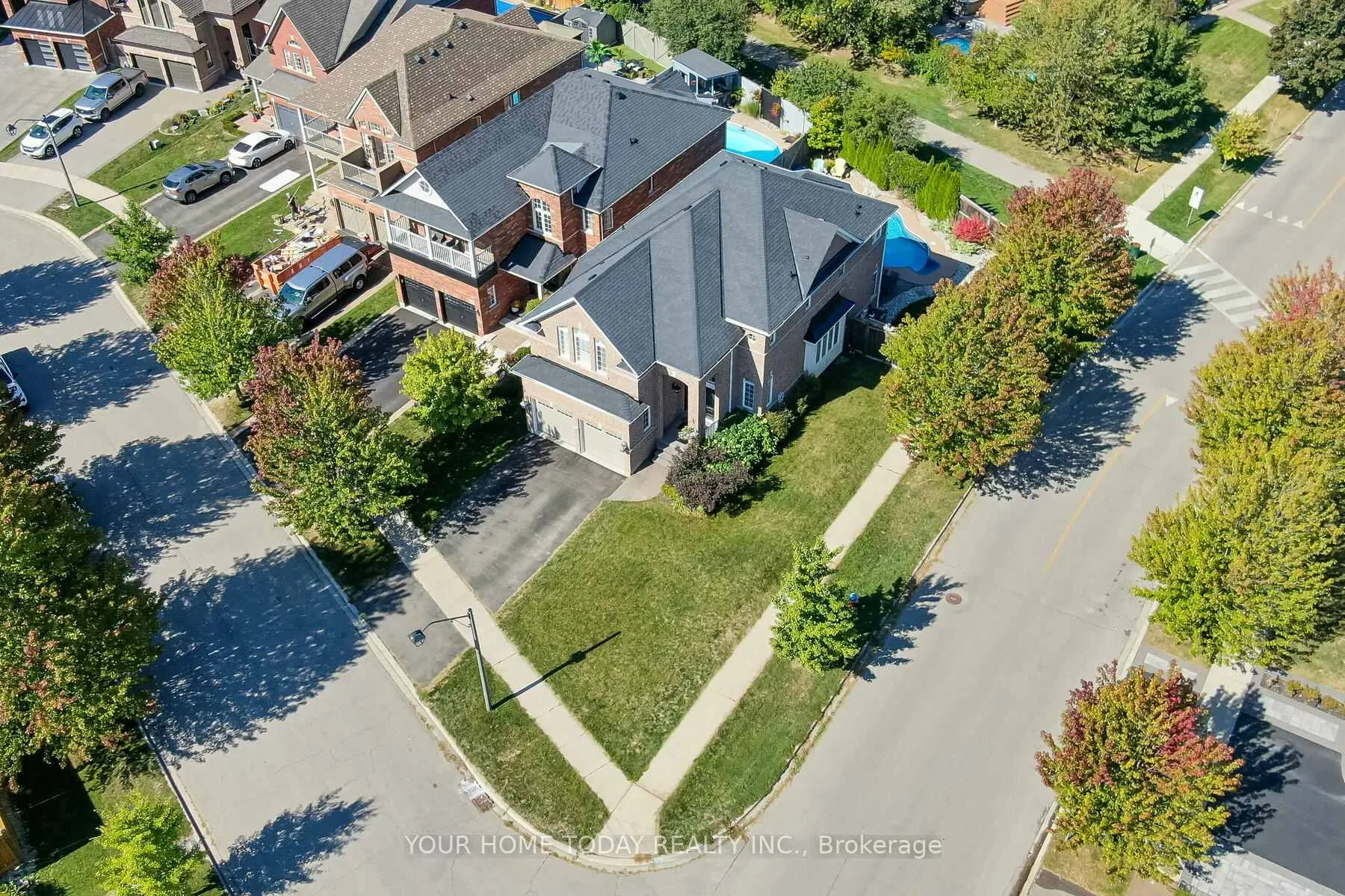 Photo 2 of 32 Orchid Avenue, Halton Hills, Georgetown — HOMEH