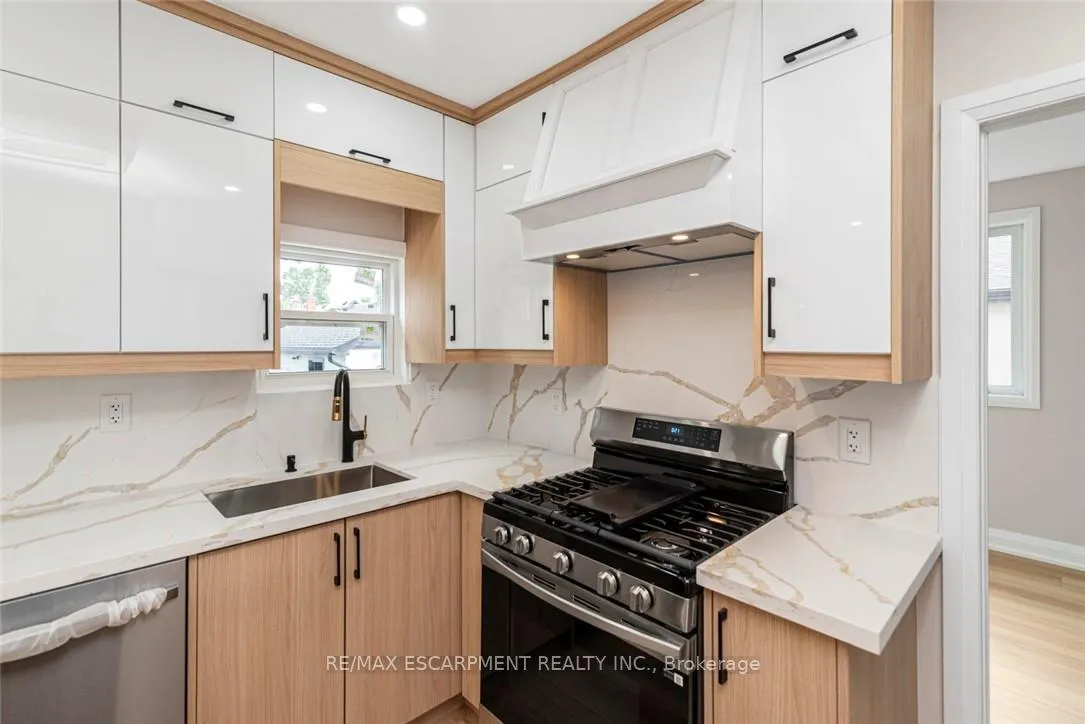 Photo 13 of 588 Barnaby Street, Hamilton, Parkview — HOMEH