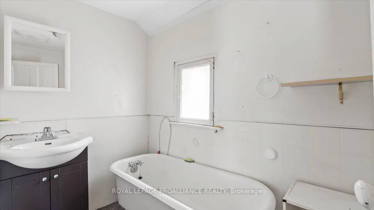 Photo 11 of 51 1/2 North Front Street, Belleville, Belleville Ward — HOMEH