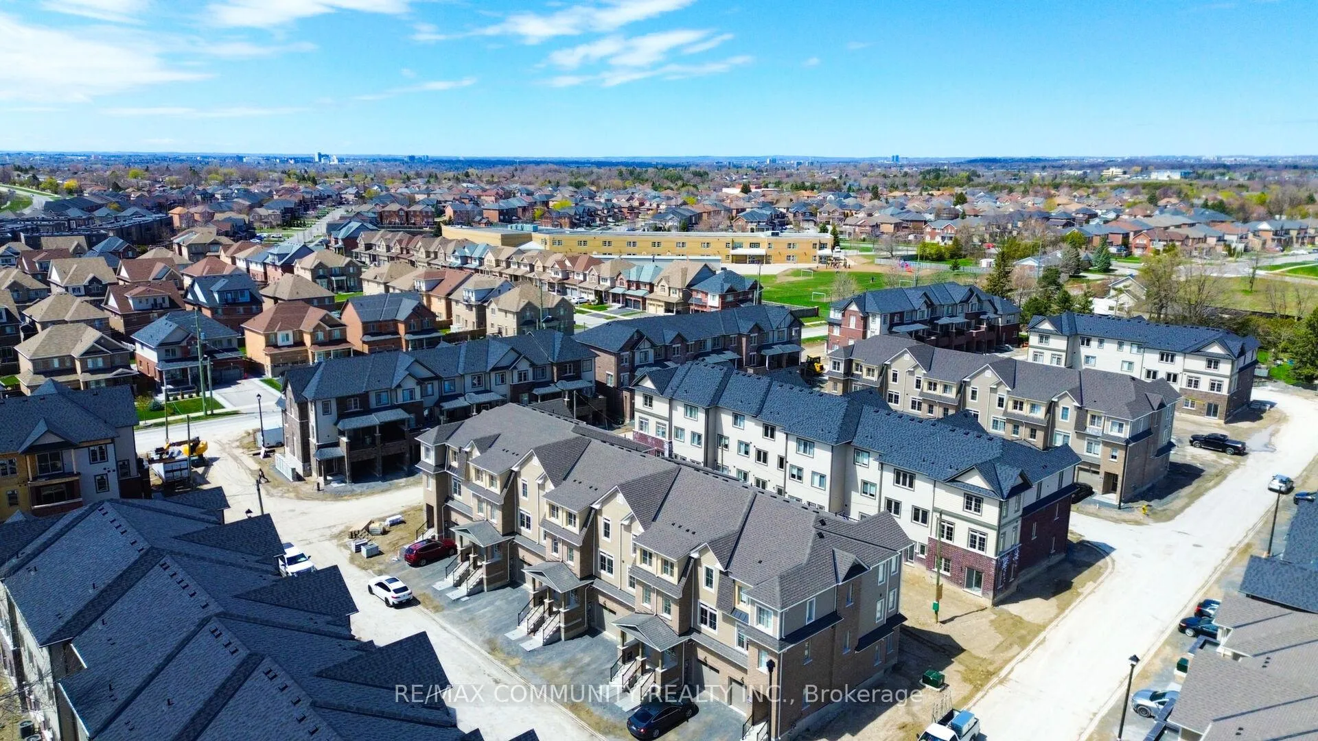 Photo 2 of 135 Senay Circle, Clarington, Courtice — HOMEH