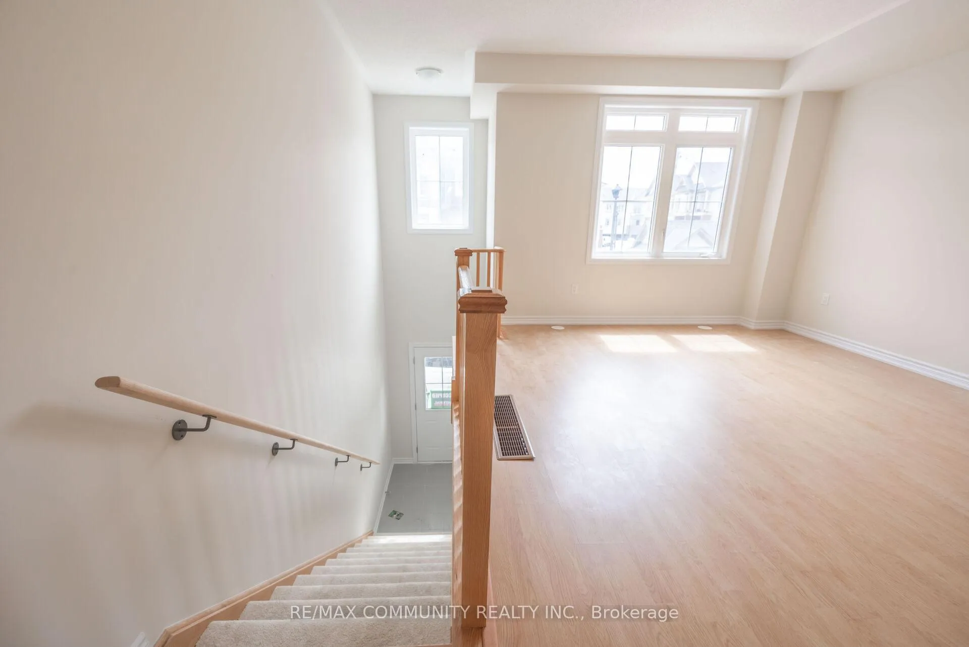 Photo 3 of 135 Senay Circle, Clarington, Courtice — HOMEH