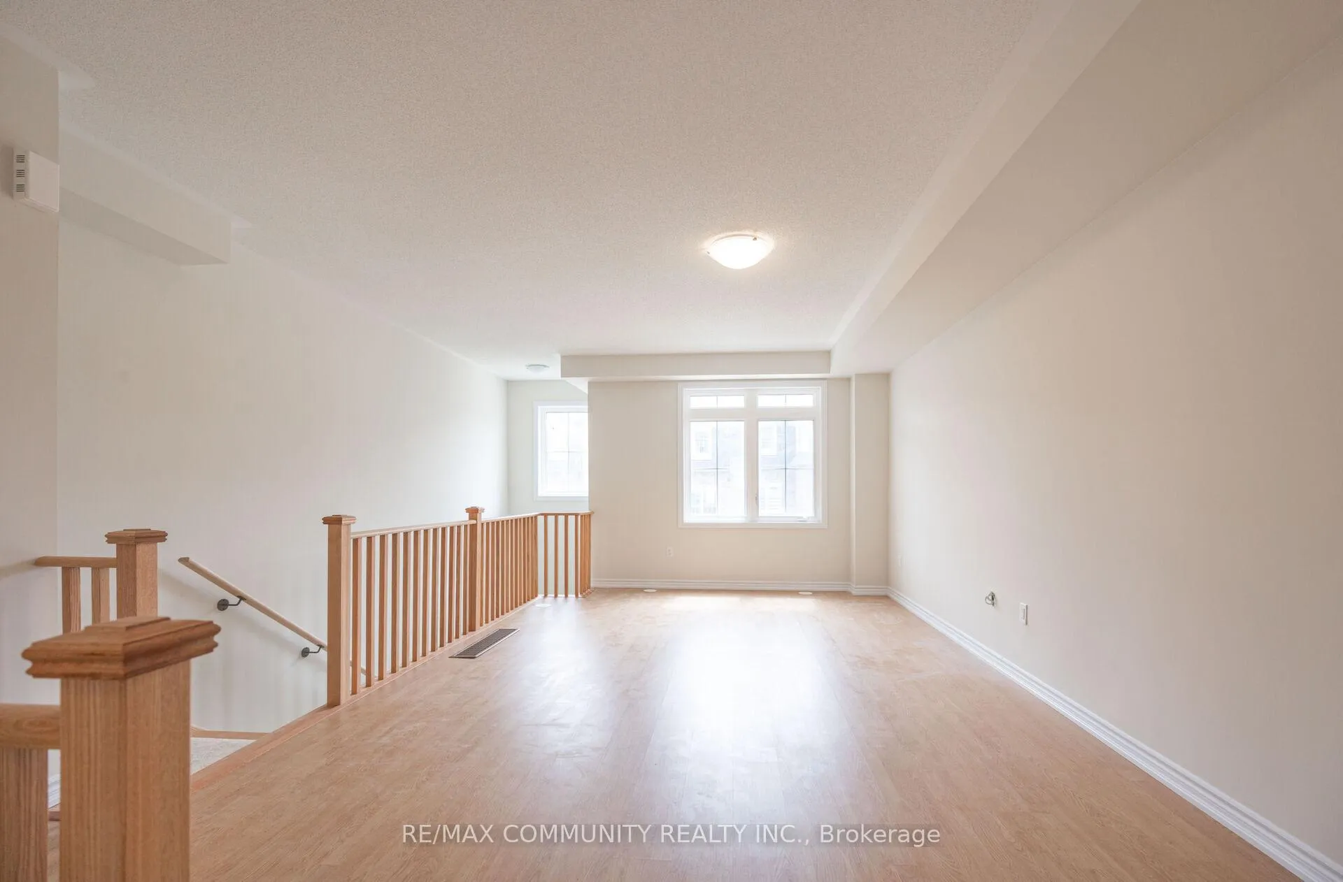Photo 4 of 135 Senay Circle, Clarington, Courtice — HOMEH