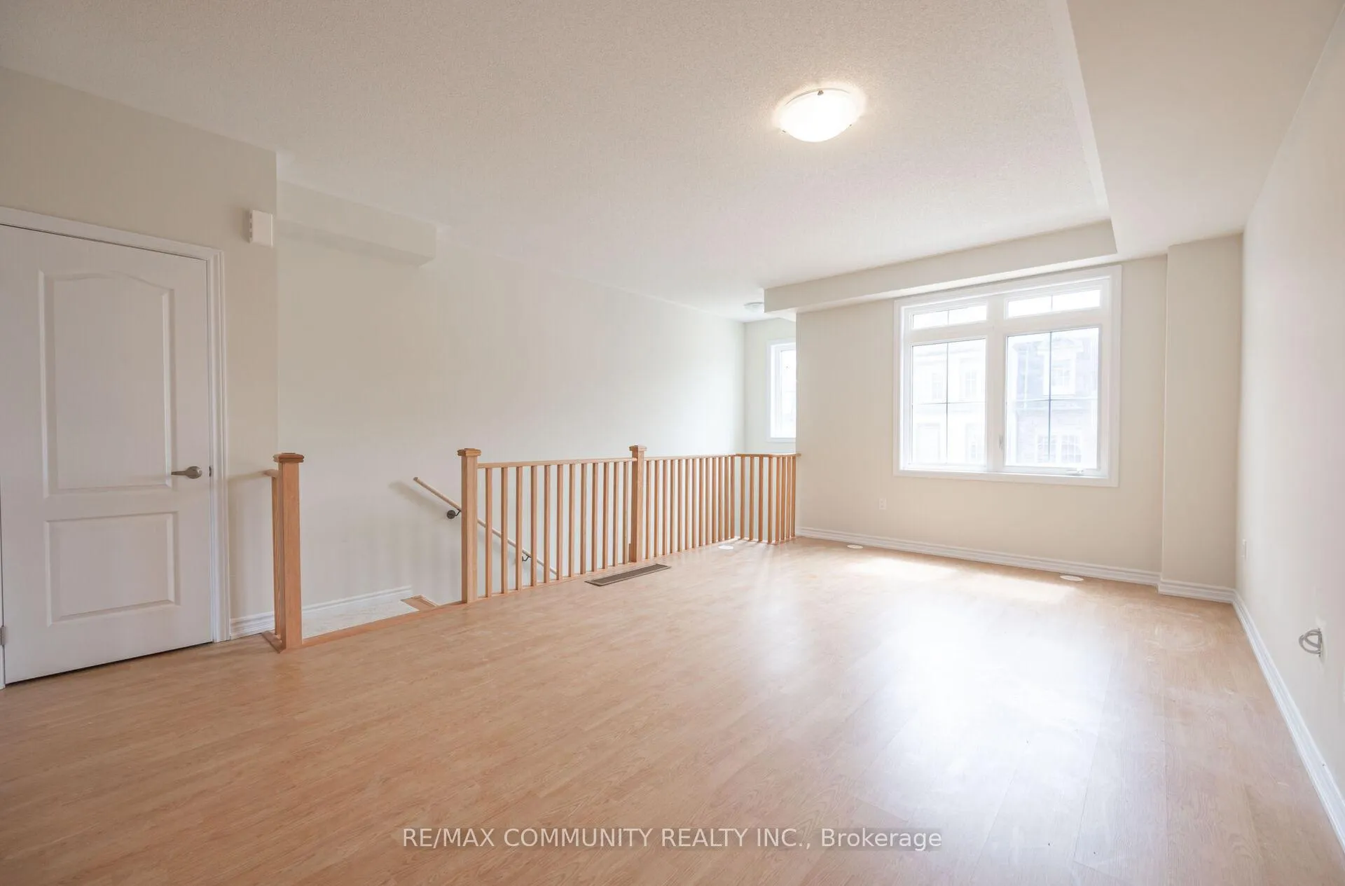 Photo 5 of 135 Senay Circle, Clarington, Courtice — HOMEH