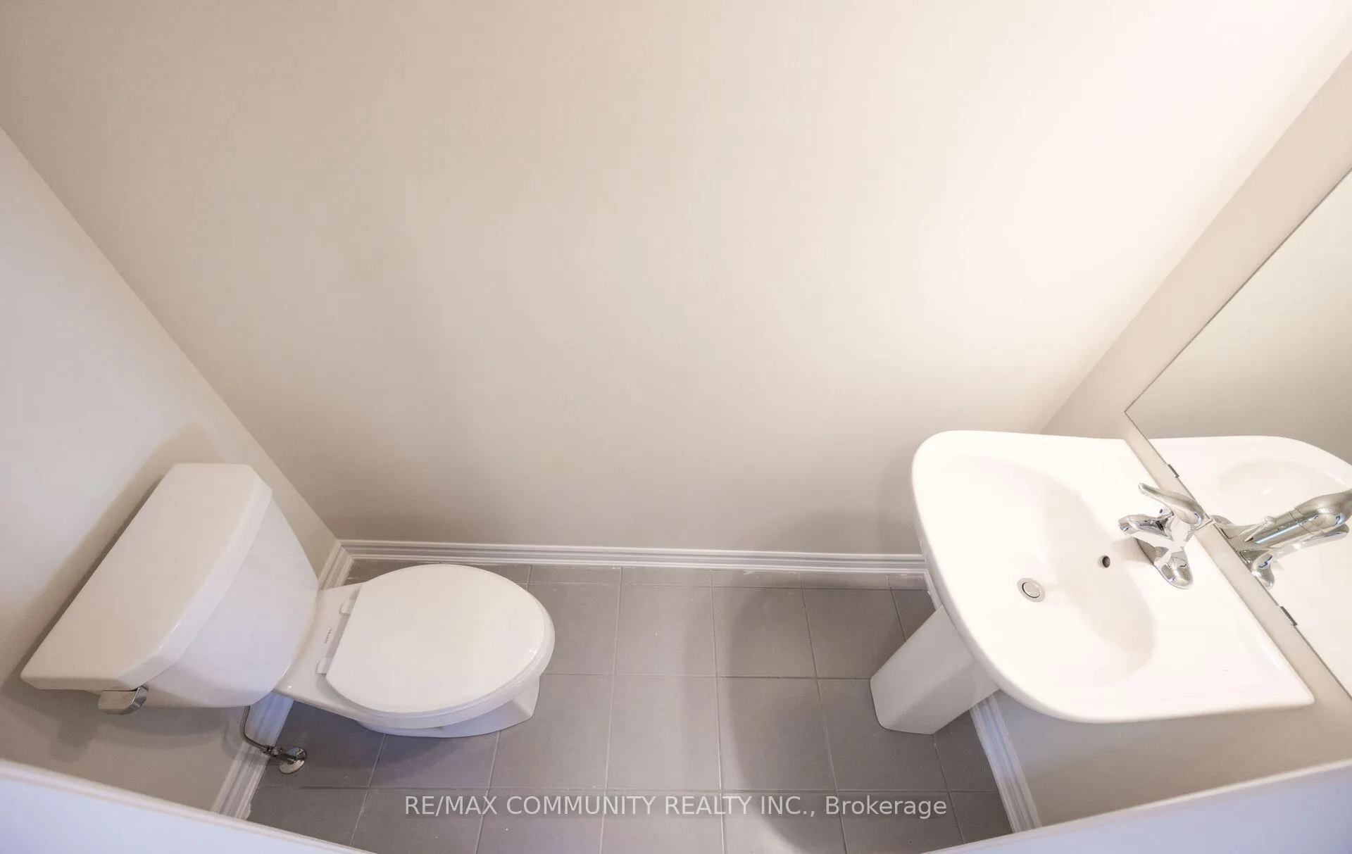 Photo 8 of 135 Senay Circle, Clarington, Courtice — HOMEH