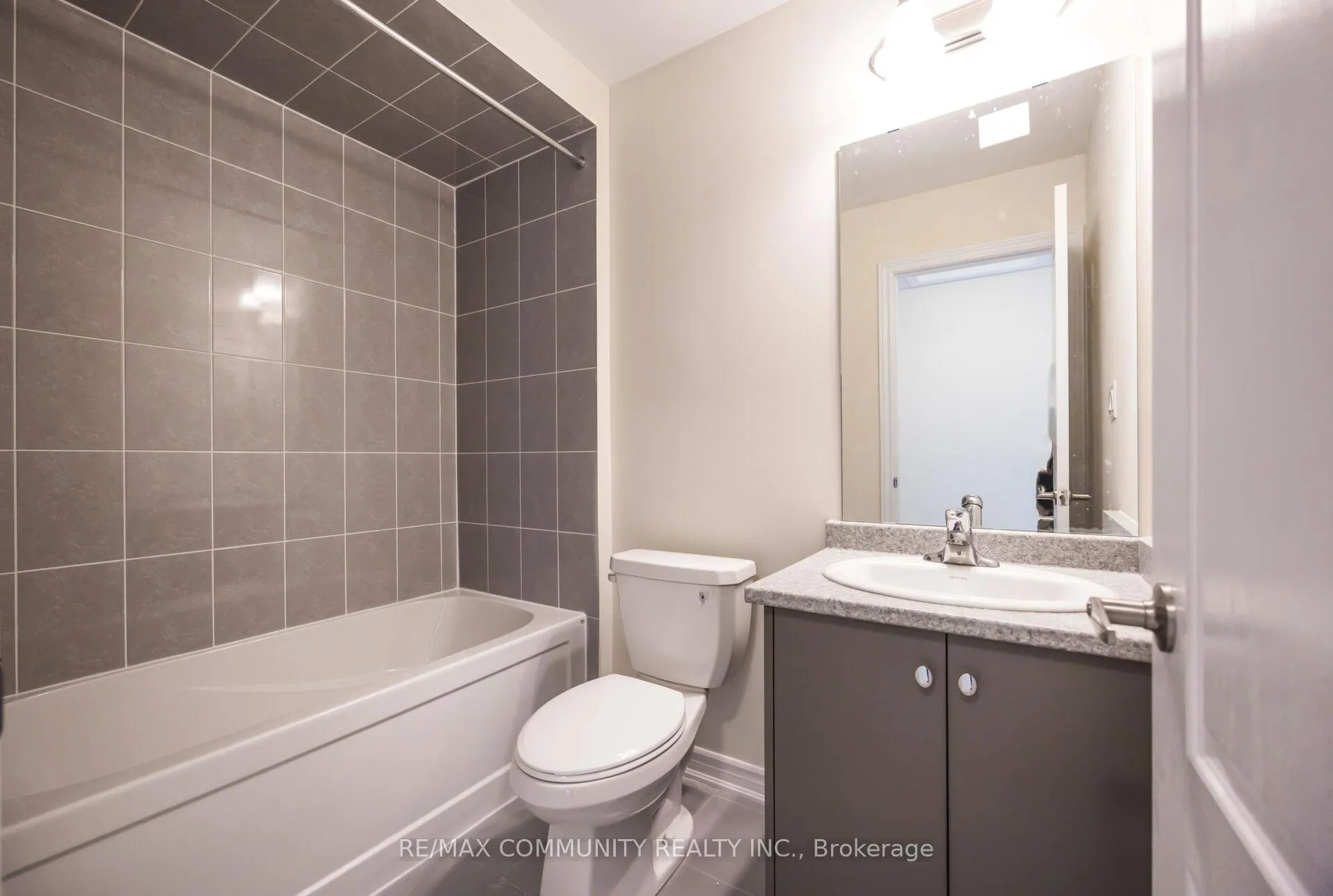 Photo 13 of 135 Senay Circle, Clarington, Courtice — HOMEH