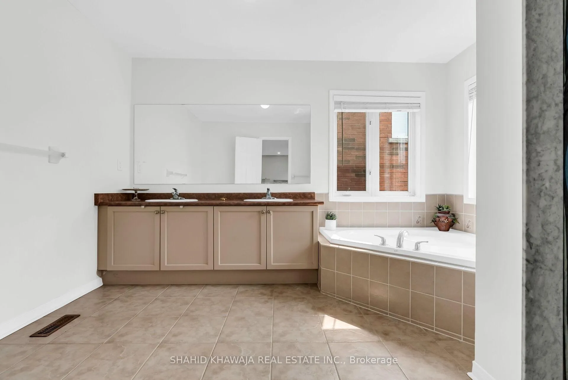 Photo 347 of 11 Maddybeth Crescent, Brampton, Bram West — HOMEH