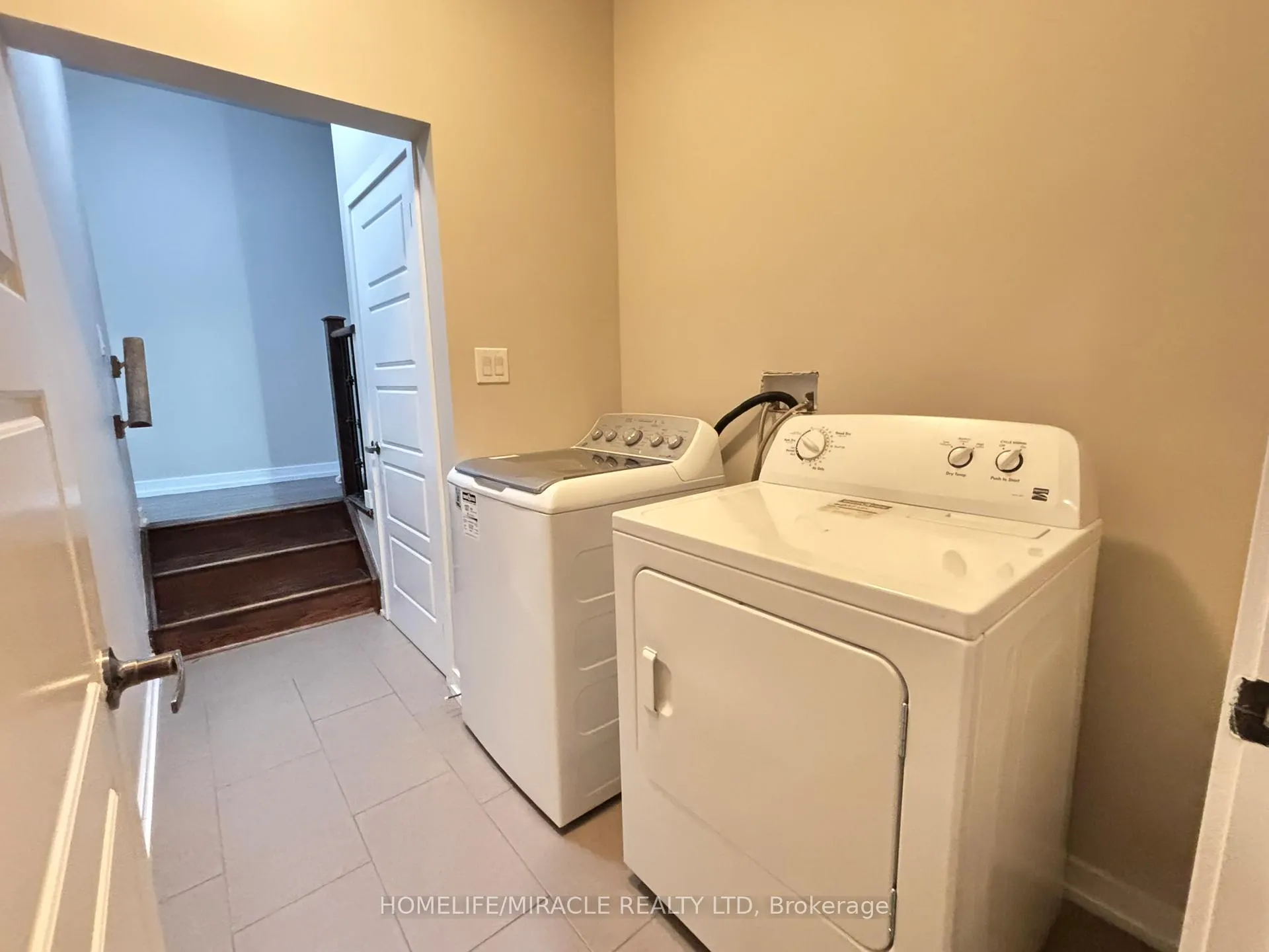 Photo 11 of 4 Hoover Road, Brampton, Northwest Brampton — HOMEH