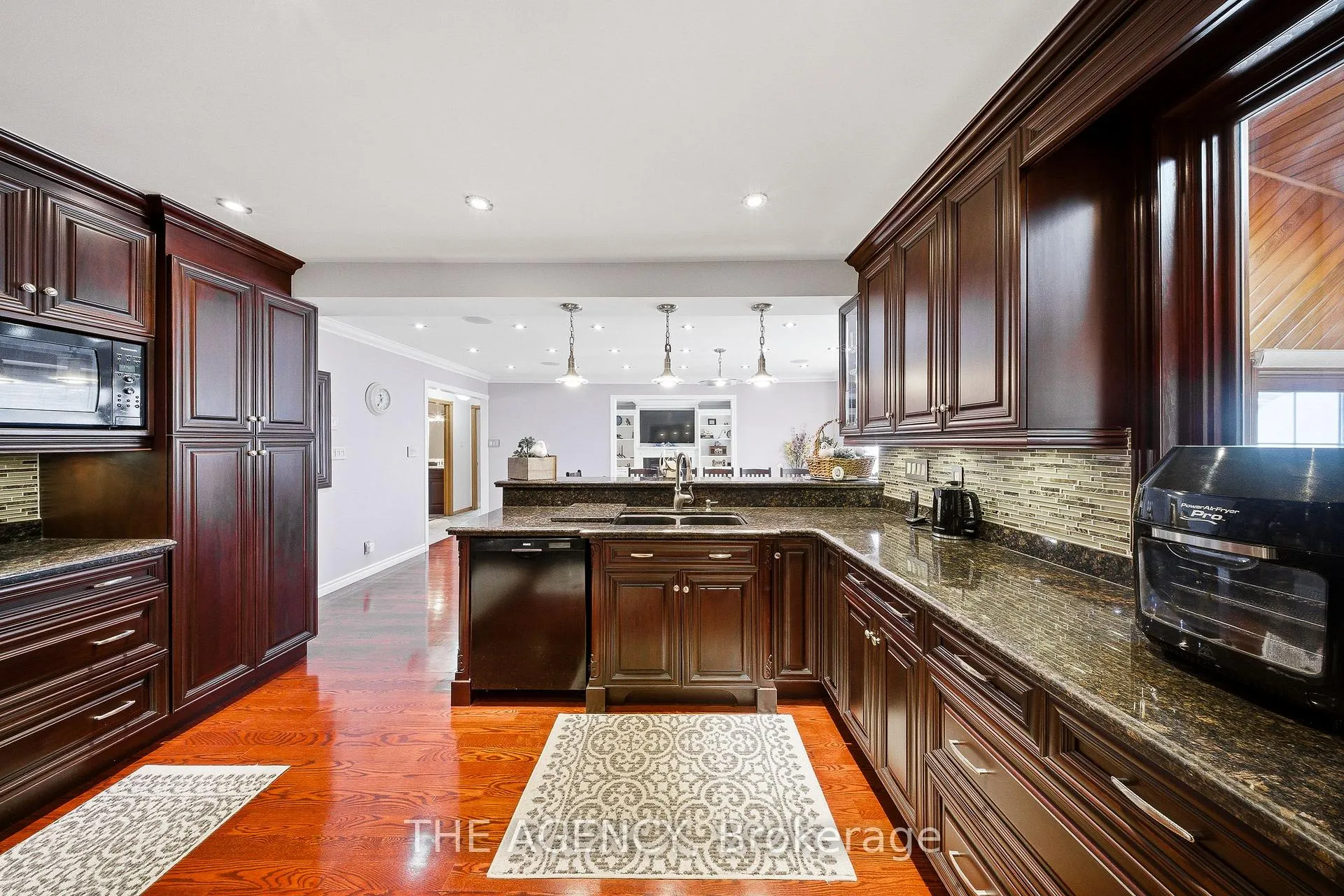 Photo 5 of 47 Burnt Ember Court, Kitchener — HOMEH